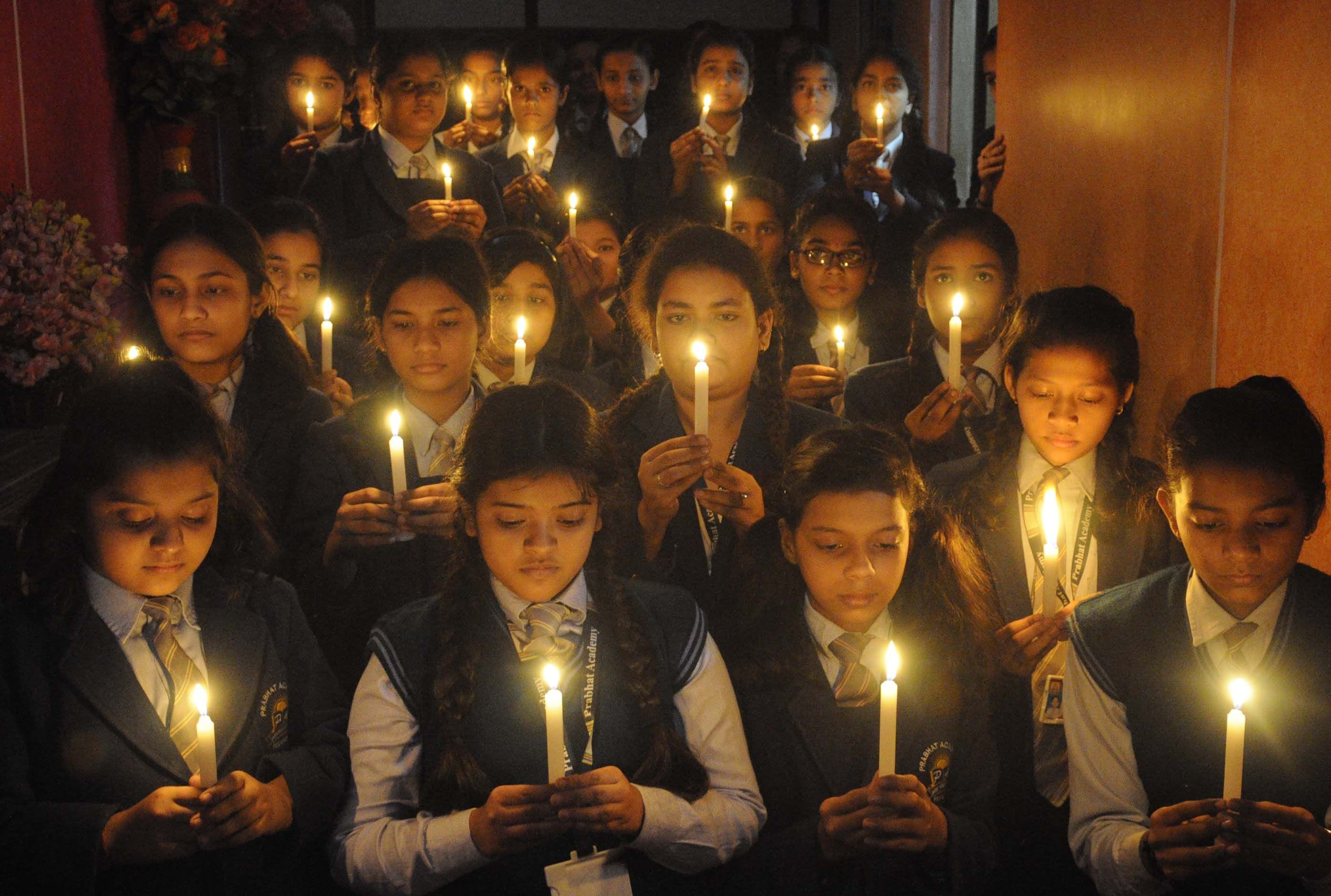 हैदराबाद में दरिंदगी की शिकार बेटी को प्रभात एकेडमी में कैंडिल जलाकर श्रद्धांजलि देती छात्राएं? हैदराबाद में दरिंदगी की शिकार बेटी को प्रभात एकेडमी में कैंडिल जलाकर श्रद्धांजलि देती छात्राएं?