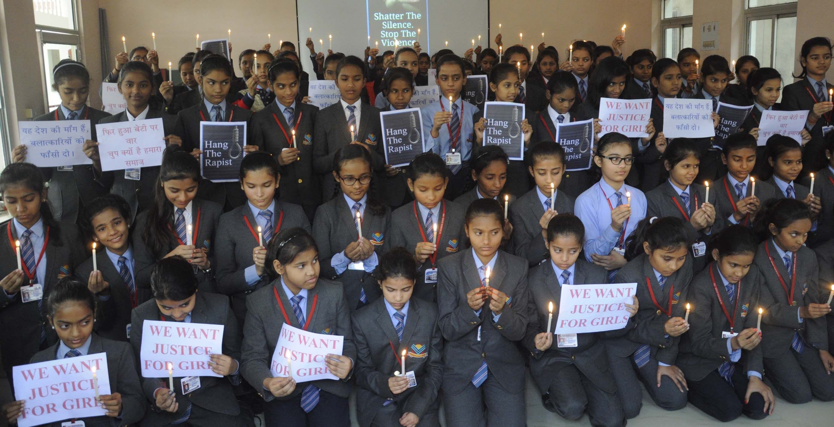 ैदराबाद में दरिंदगी की शिकार बेटी को वीएस मेमोरियल स्कूल में कैंडिल जलाकर श्रद्धांजलि देती छात् ैदराबाद में दरिंदगी की शिकार बेटी को वीएस मेमोरियल स्कूल में कैंडिल जलाकर श्रद्धांजलि देती छात्
