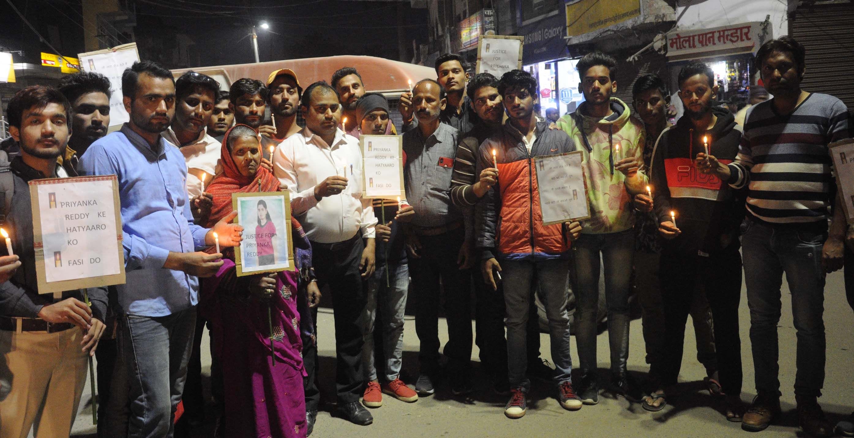 हैदराबाद में दरिंदगी की शिकार बेटी को न्याय दिलाने को राजापाल चौराहे से कैंडिल जलाकर जुलूस निका? हैदराबाद में दरिंदगी की शिकार बेटी को न्याय दिलाने को राजापाल चौराहे से कैंडिल जलाकर जुलूस निका?