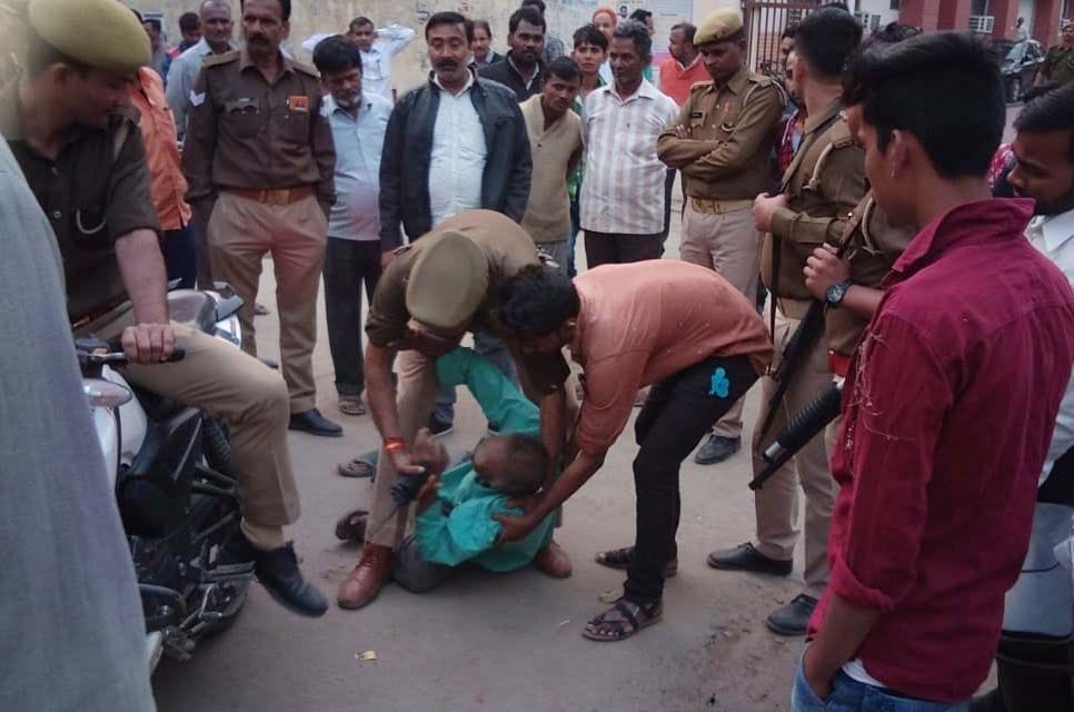 पीडब्ल्यूडी कार्यालय के सामने अतिक्रमण अभियान के दौरान आत्मदाह की कोशिश कर रहे अधेड़ को पकड़ती ? पीडब्ल्यूडी कार्यालय के सामने अतिक्रमण अभियान के दौरान आत्मदाह की कोशिश कर रहे अधेड़ को पकड़ती ?