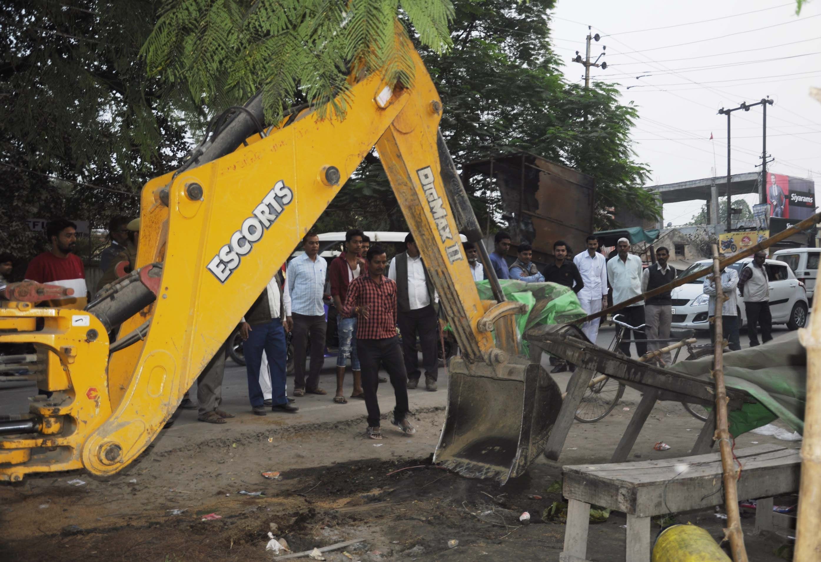 पीडब्ल्यूडी कार्यालय के सामने सड़क किनारी रखी गुमटी को तोड़ता जेसीबी। पीडब्ल्यूडी कार्यालय के सामने सड़क किनारी रखी गुमटी को तोड़ता जेसीबी।
