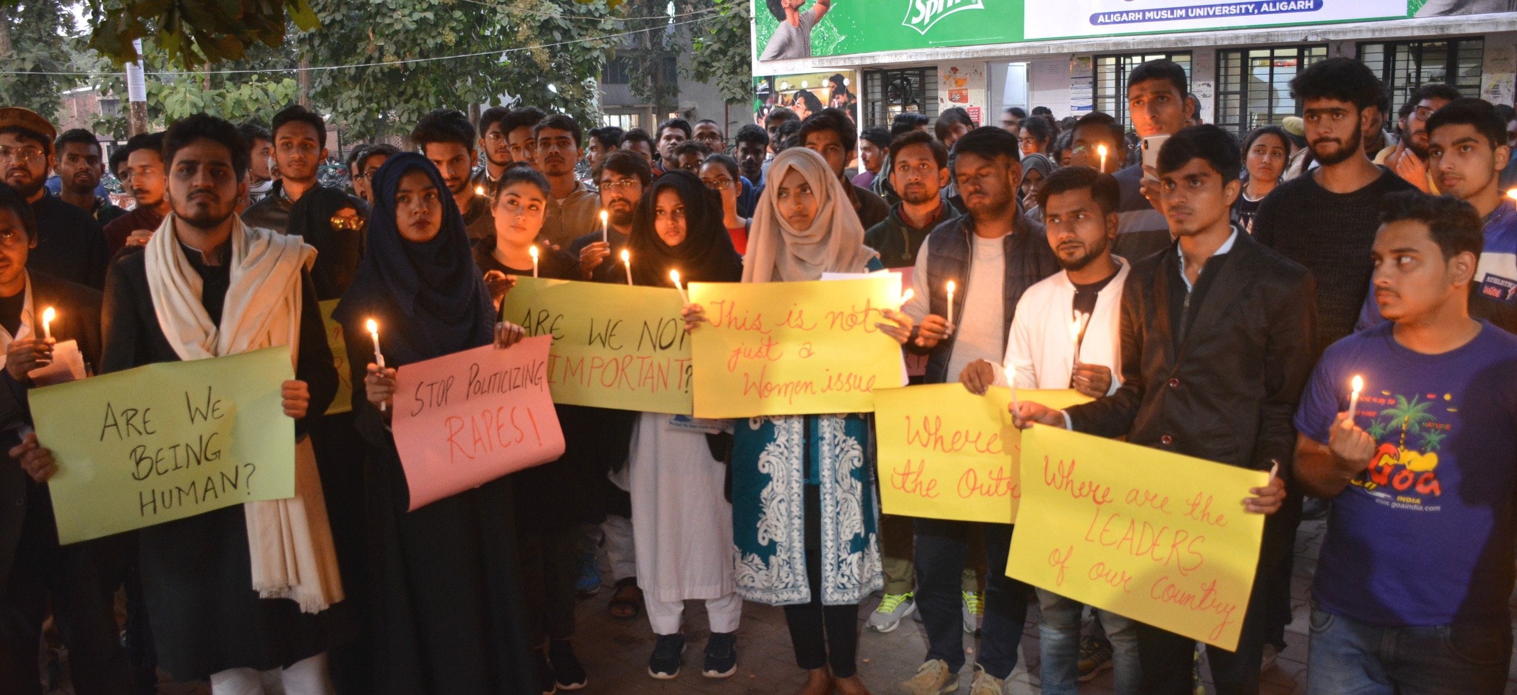डॉक्टर को इंसाफ दिलाने के लिए कैंडल मार्च निकालते एएमयू के छात्र-छात्राएं।