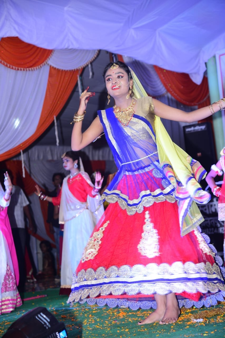 जिला स्तरीय प्रतियोगिता में नृत्य करती बालिका जिला स्तरीय प्रतियोगिता में नृत्य करती बालिका