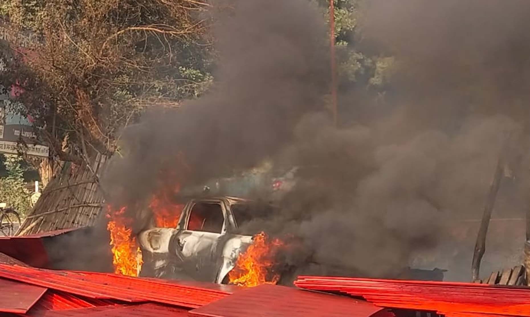 कुंडा कोतवाली के देशराज क इनारा बाइपास तिराहे पर अनियंत्रित ट्रक पलटने के बाद बगल खड़ी कार में लग कुंडा कोतवाली के देशराज क इनारा बाइपास तिराहे पर अनियंत्रित ट्रक पलटने के बाद बगल खड़ी कार में लग