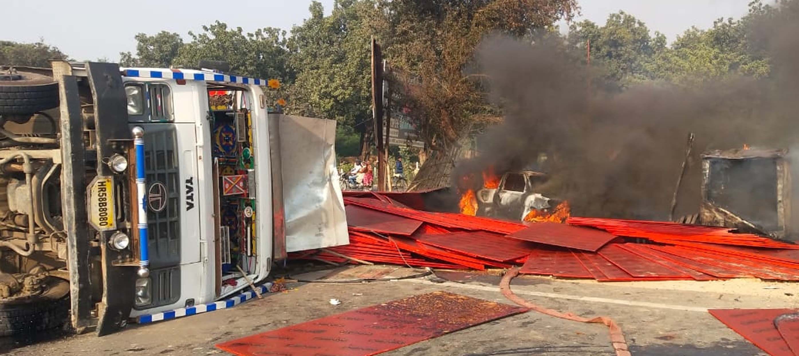 कुंडा कोतवाली के देशराज क इनारा बाइपास तिराहे पर अनियंत्रित ट्रक पलटने के बाद जलती दुकान व वाहन। कुंडा कोतवाली के देशराज क इनारा बाइपास तिराहे पर अनियंत्रित ट्रक पलटने के बाद जलती दुकान व वाहन।
