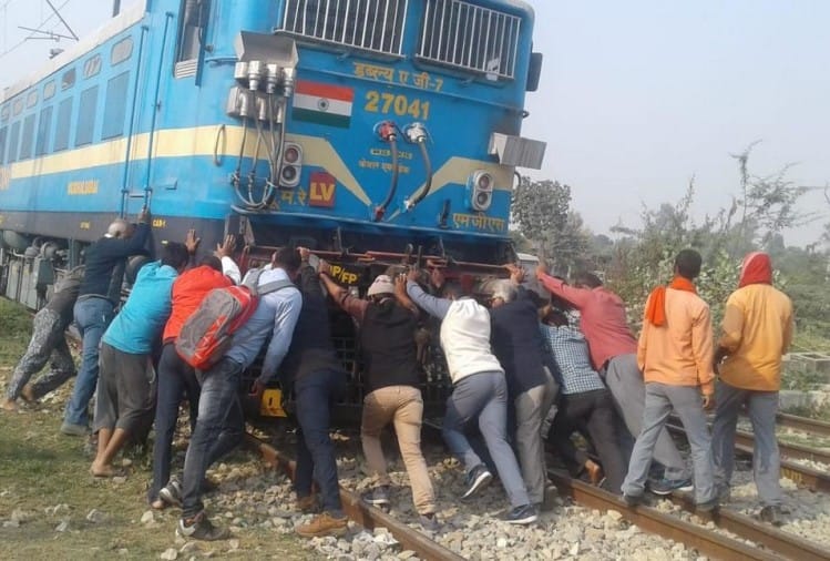 Signal System Failed Due To Negligence Of Station Master In Jaunpur जौनपुर में जब यात्री ट्रेन