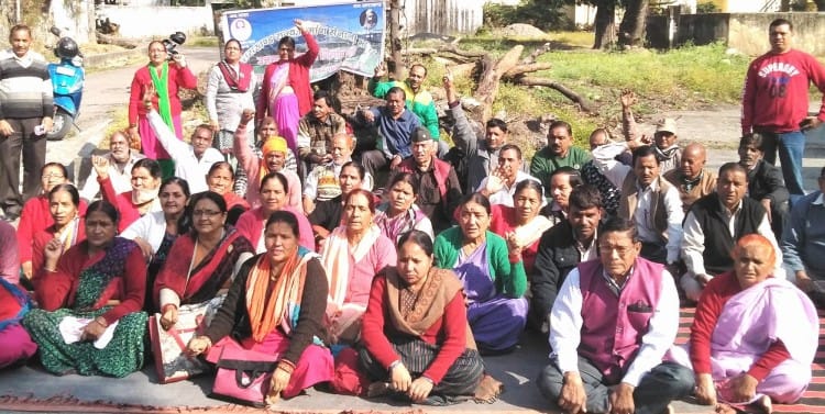 चार सूत्री मांगों को लेकर कोटद्वार तहसील में धरना देते राज्य निर्माण आंदोलनकारी।