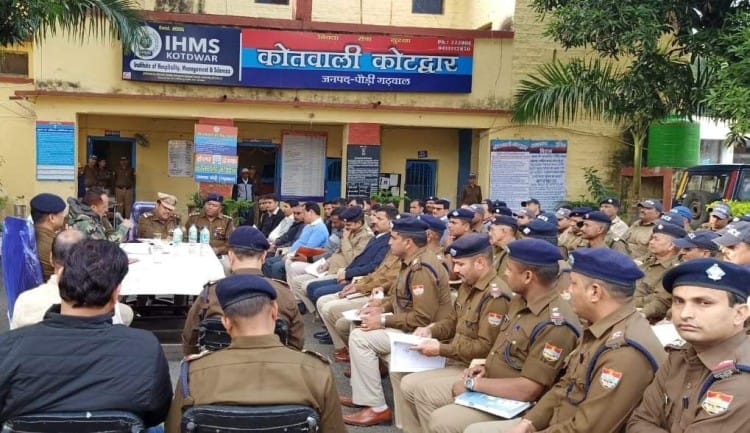 कोटद्वार कोतवाली में स्वीडन के शाही दंपति की सुरक्षा को लेकर पुलिस अधिकारियों की बैठक लेते एसएस?