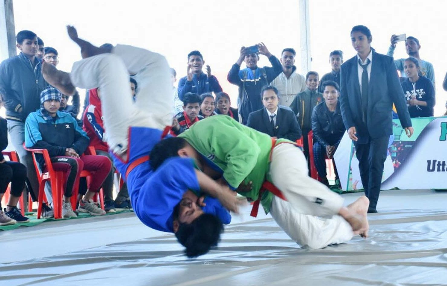 कुराश मार्शल आर्ट प्रतियोगिता में प्रदर्शन करते छात्र। कुराश मार्शल आर्ट प्रतियोगिता में प्रदर्शन करते छात्र।