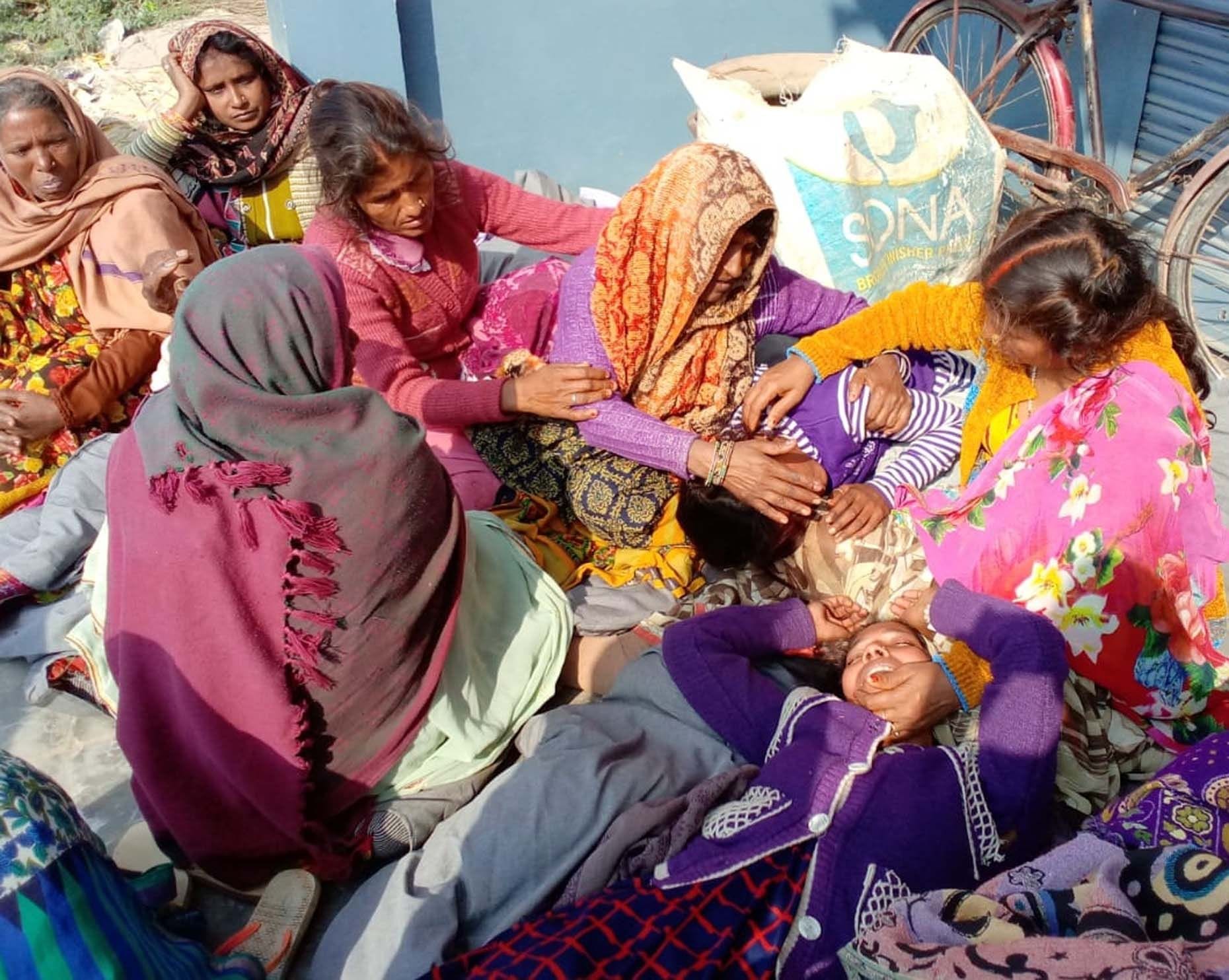 संग्रामगढ़ थाना क्षेत्र के प्रतापपुर में युवक की हत्या के बाद बिलखते परिजन। संग्रामगढ़ थाना क्षेत्र के प्रतापपुर में युवक की हत्या के बाद बिलखते परिजन।