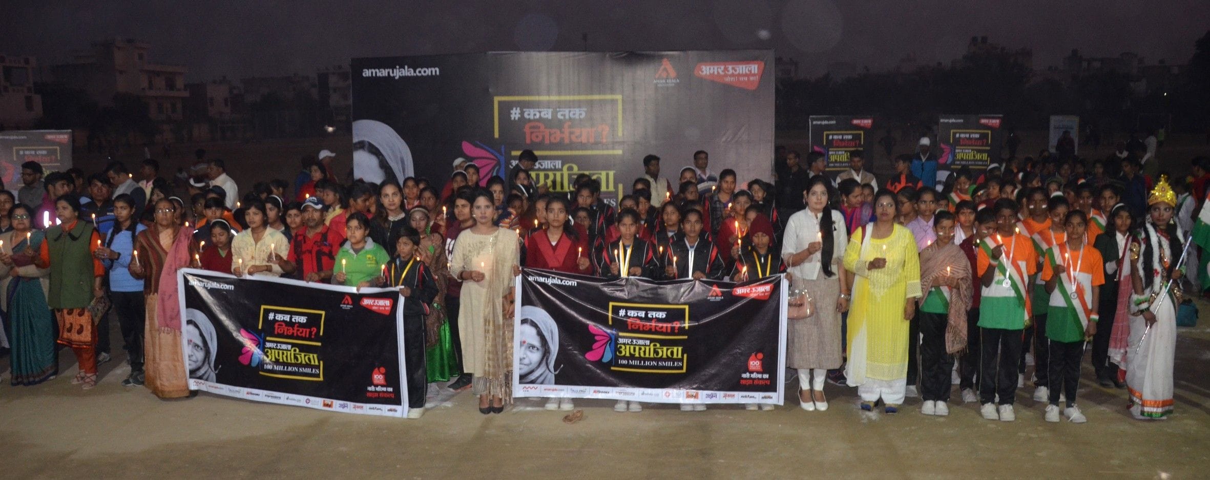 हैदराबाद में हुई घटना को लेकर जिला स्पोर्टस स्टेडियम में डॉक्टर श्रद्धांजलि देती शिक्षिकाएं व ब