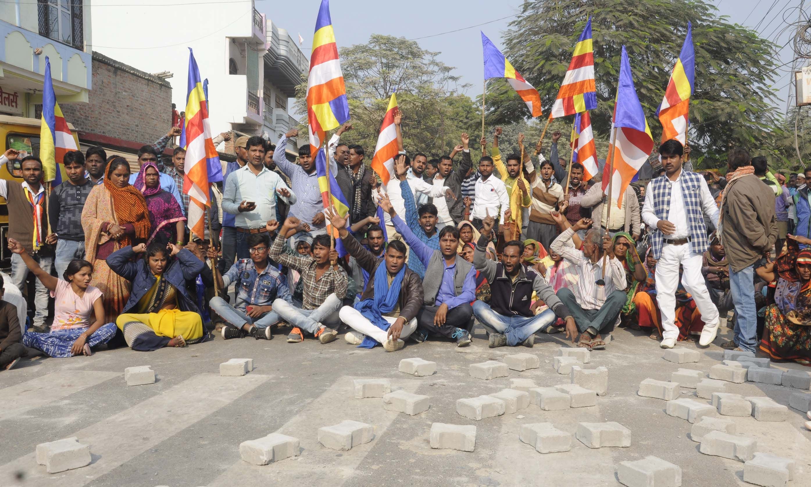 नगर कोतवाली के अष्टभुजानगर मोड़ पर जाम लगाकर धरने पर बैठे चकबनतोड़ के ग्रामीण व परिजन। नगर कोतवाली के अष्टभुजानगर मोड़ पर जाम लगाकर धरने पर बैठे चकबनतोड़ के ग्रामीण व परिजन।