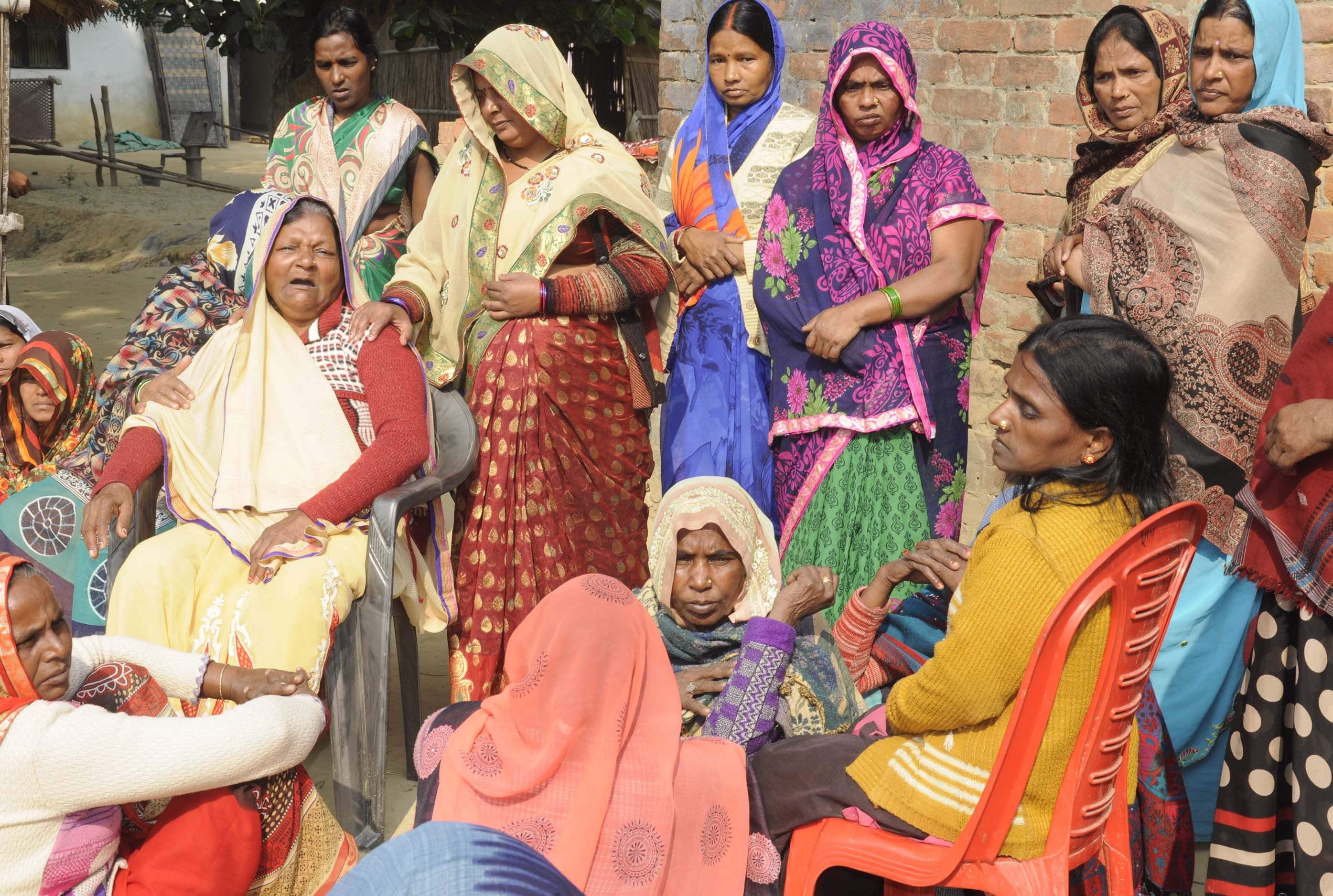नगर कोतवाली के चकबनतोड़ गांव में मृत बहनों के बिलखते परिजन। नगर कोतवाली के चकबनतोड़ गांव में मृत बहनों के बिलखते परिजन।
