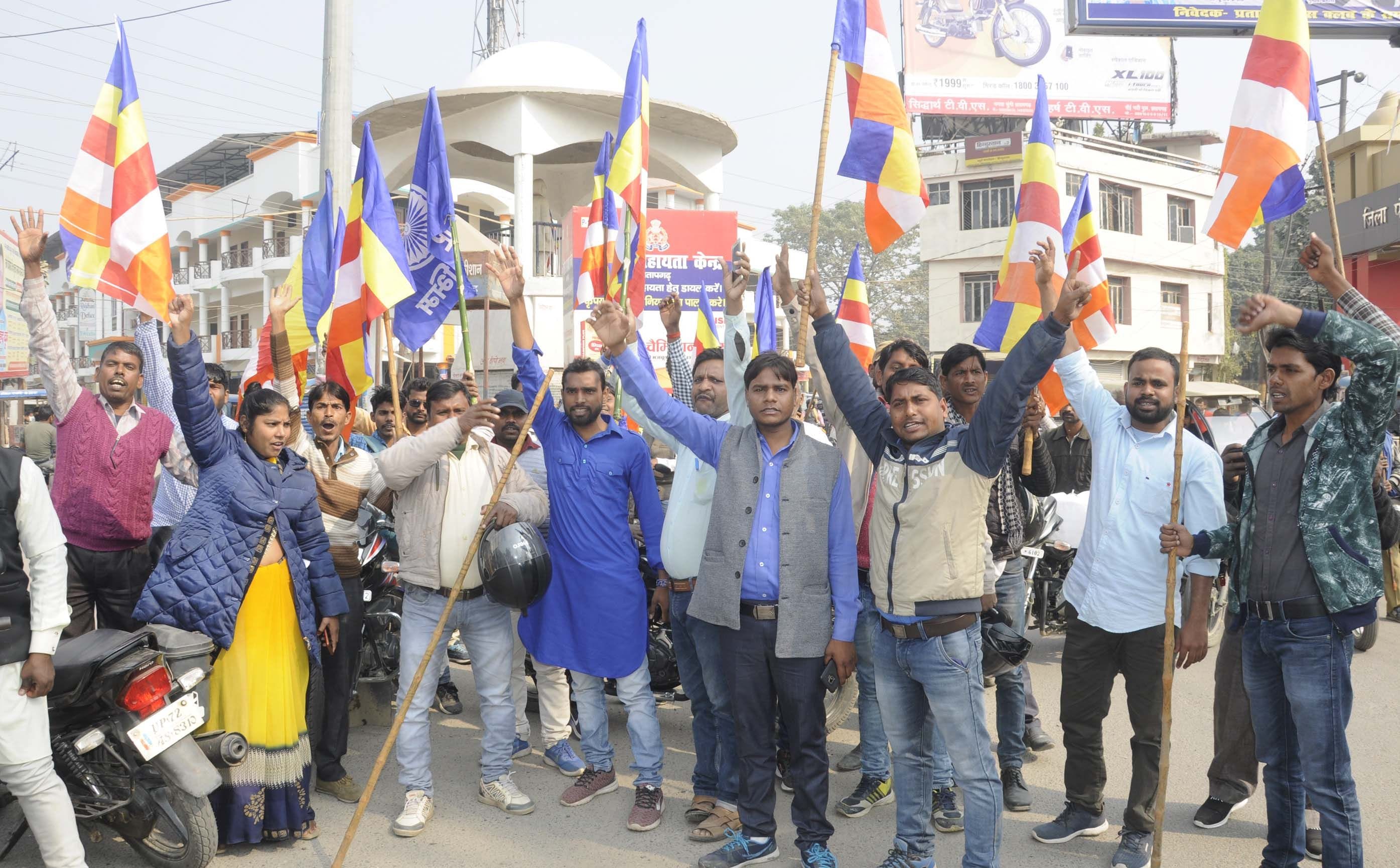 नगर कोतवाली के चकबनतोड़ गांव में सगी बहनों की मौत के विरोध में जुलूस निकाले लोग। नगर कोतवाली के चकबनतोड़ गांव में सगी बहनों की मौत के विरोध में जुलूस निकाले लोग।