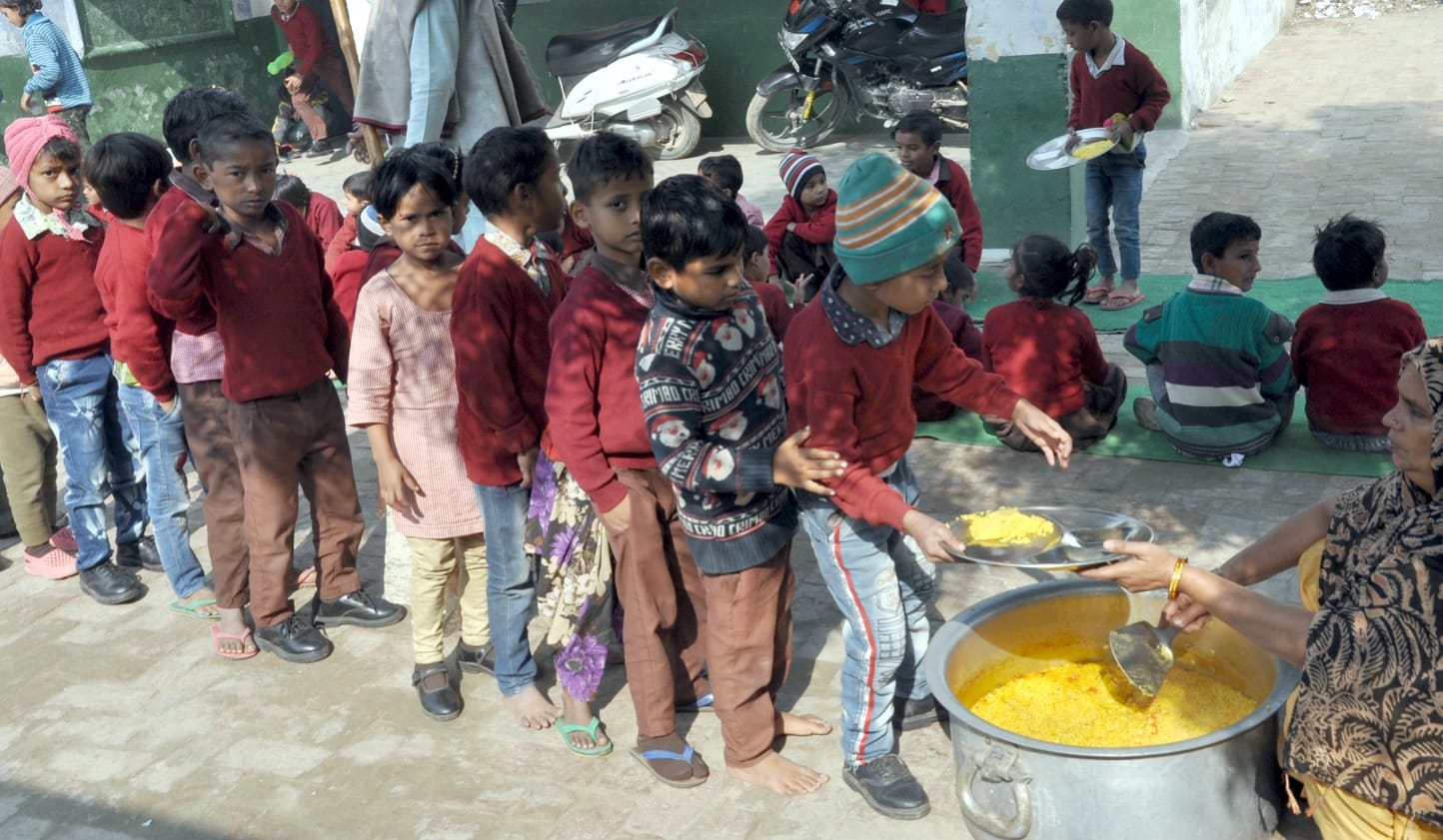 शामली क्षेत्र के गांव बलवा प्राथमिक स्कूल में मिड डे मील का खाना बच्चो को बाटती भोजन माता शामली क्षेत्र के गांव बलवा प्राथमिक स्कूल में मिड डे मील का खाना बच्चो को बाटती भोजन माता
