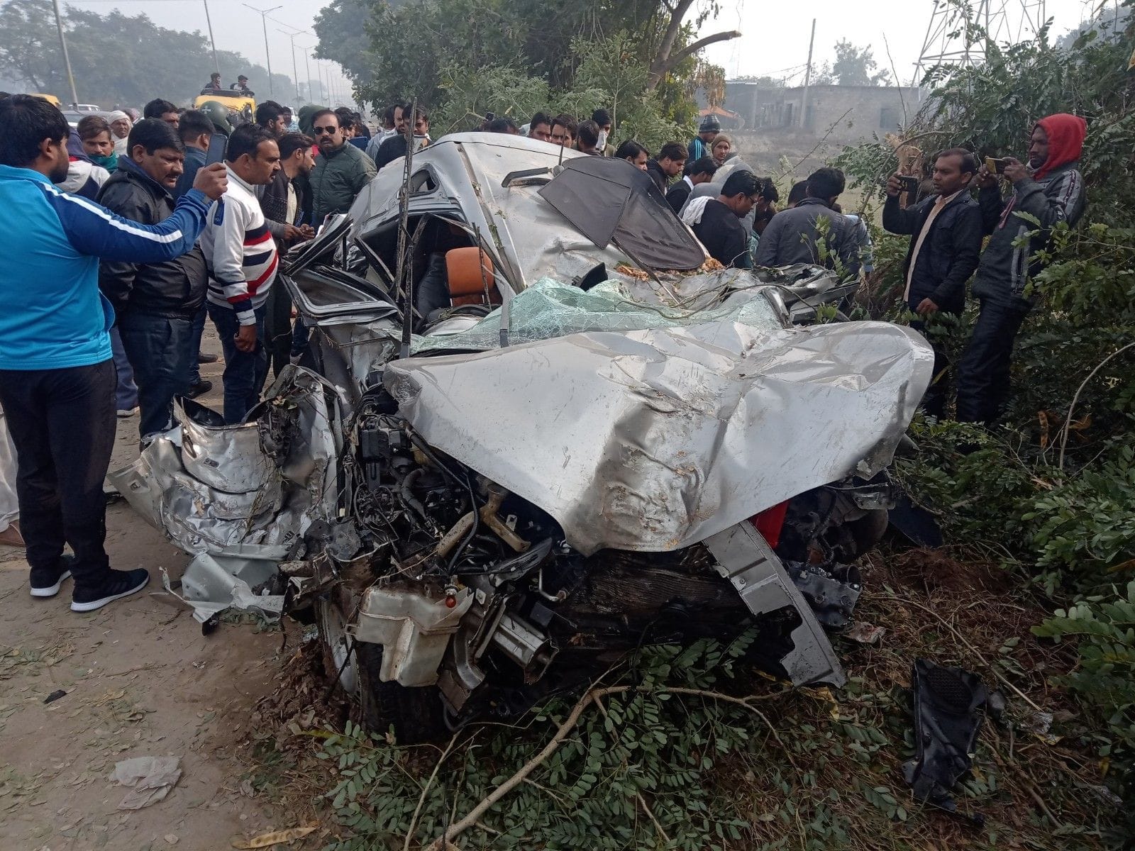 मुरथल रोड पर हुए हादसे के बाद क्षतिग्रस्त हुई कार को देखते लोग। मुरथल रोड पर हुए हादसे के बाद क्षतिग्रस्त हुई कार को देखते लोग।