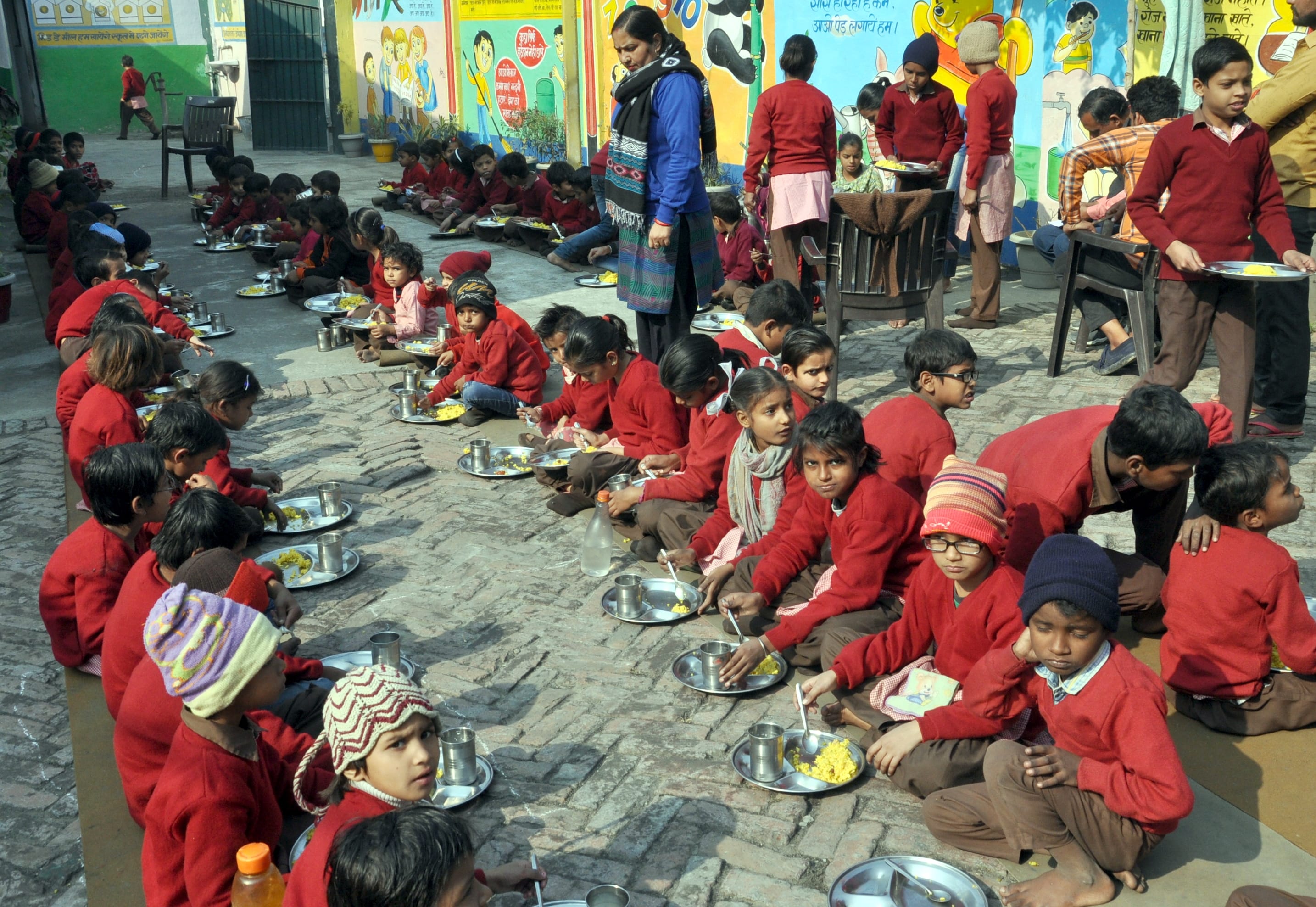 शामली प्राथमिक स्कूल न013 में मिड डे मील का खाना खाते बच्चे शामली प्राथमिक स्कूल न013 में मिड डे मील का खाना खाते बच्चे
