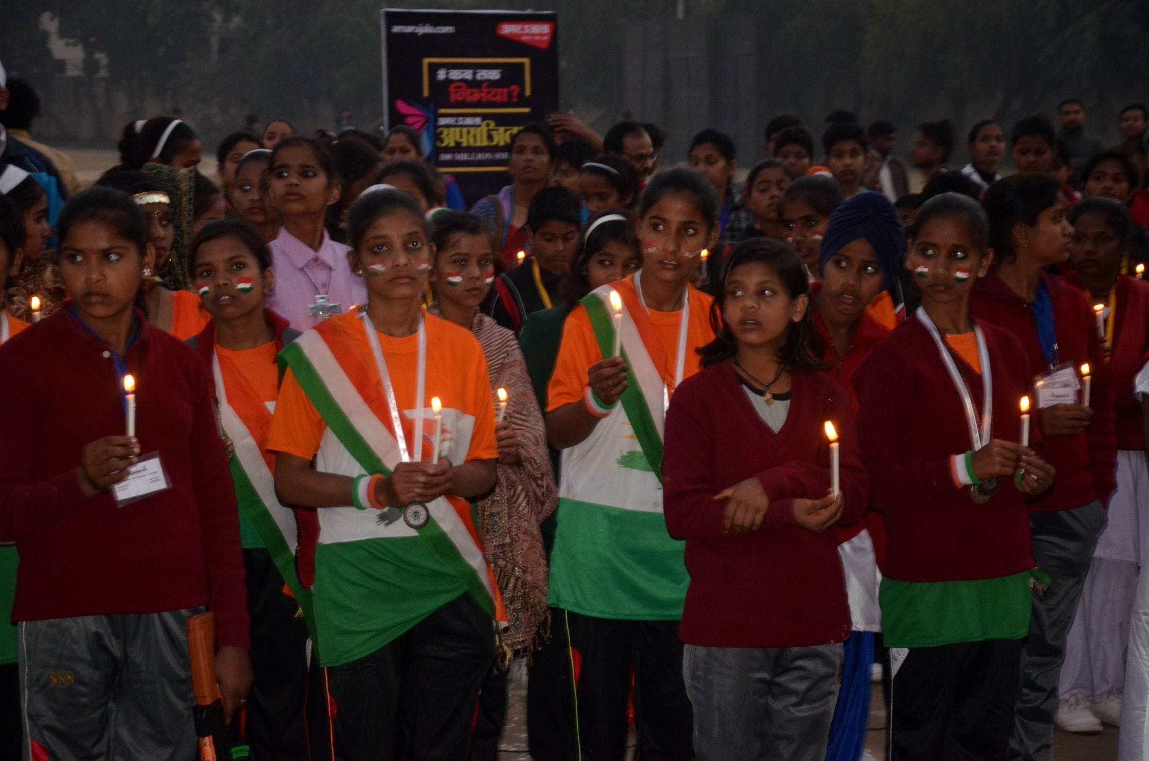 कैंडल जलाकर श्रद्धांजलि देते बच्चे। कैंडल जलाकर श्रद्धांजलि देते बच्चे।