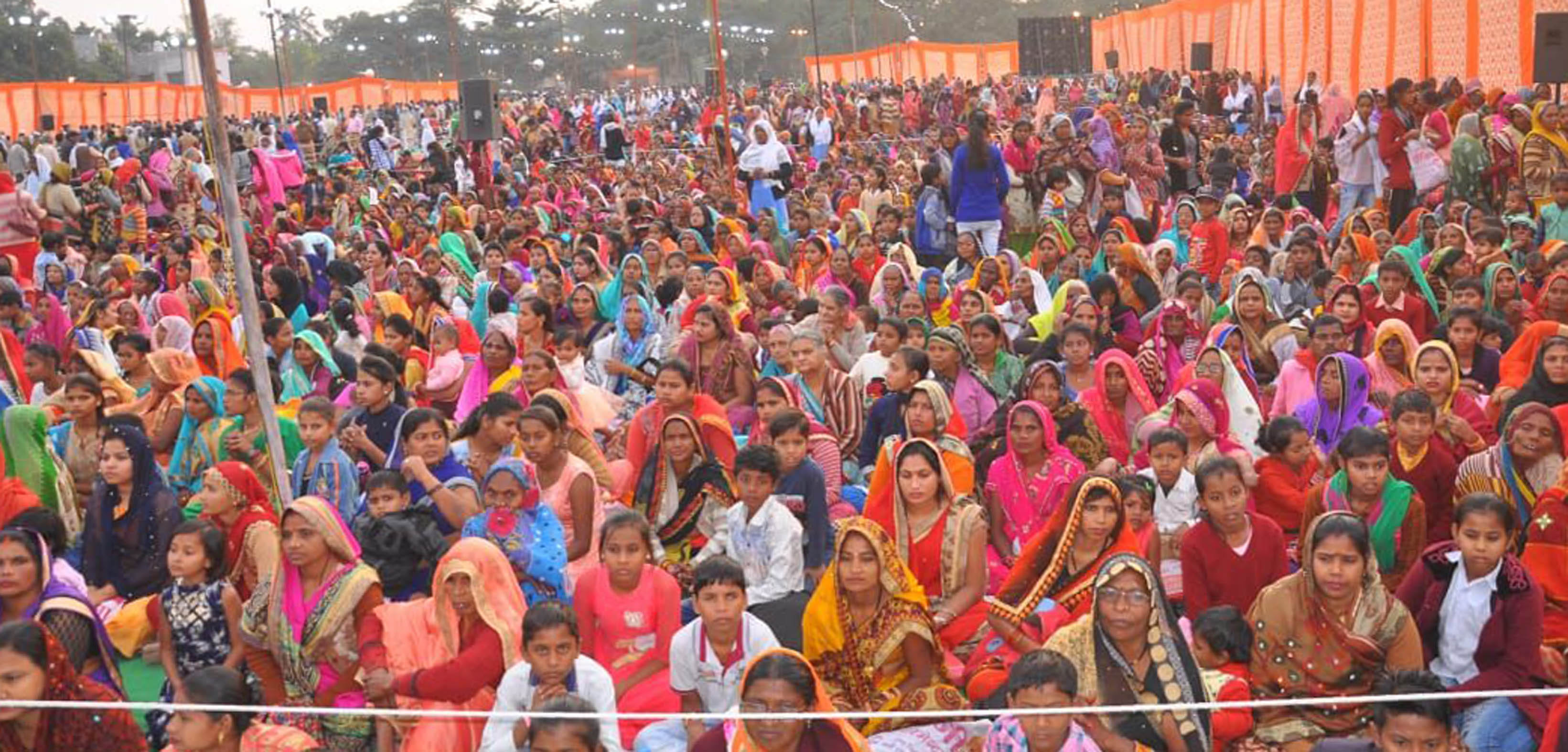 निरंकारी संत समागम में उपस्थित अनुयायी। निरंकारी संत समागम में उपस्थित अनुयायी।