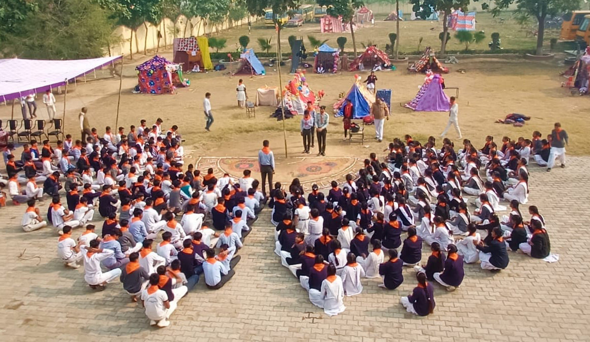 आदर्श इंटर कॉलेज में स्काउट गाइड शिविर में टोली बनाते छात्र आदर्श इंटर कॉलेज में स्काउट गाइड शिविर में टोली बनाते छात्र