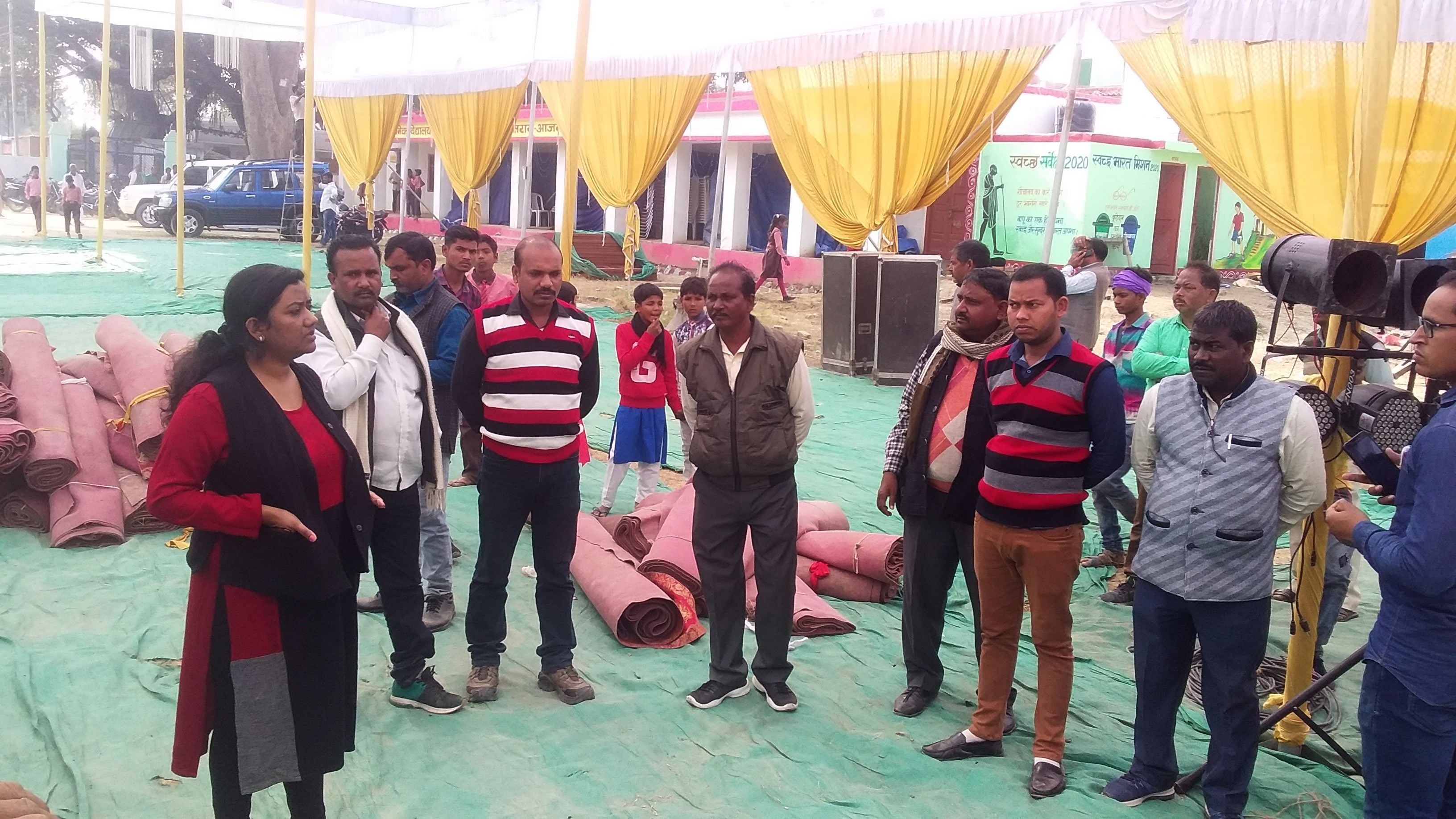 निजजामाबाद महोत्सव की तैयारी का निरीक्षण करते एसडीएम प्रियंका प्रियदर्शनी।