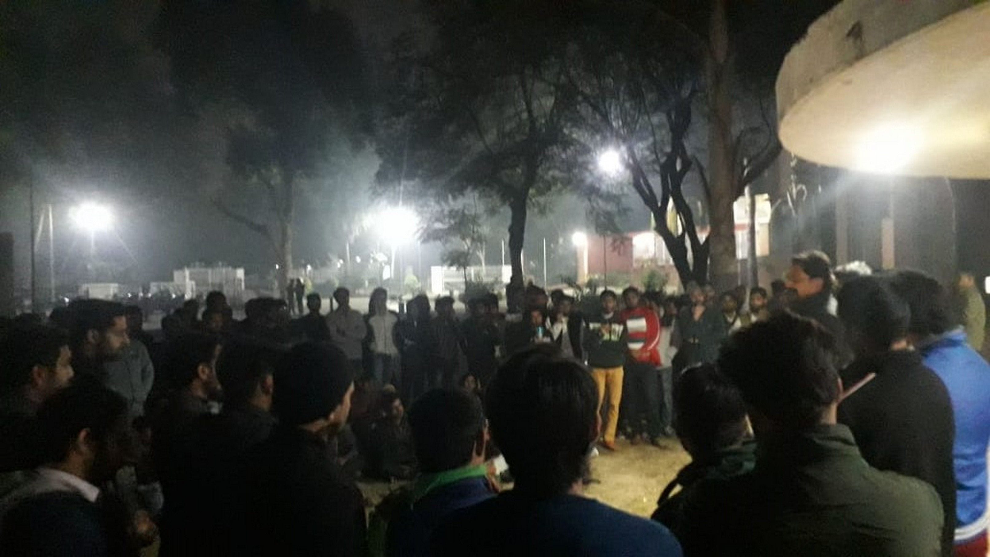 बाबरी मस्जिद की बरसी पर एएमयू कैंडी हॉल के पास सभा करते हुए एएमयू छात्र। बाबरी मस्जिद की बरसी पर एएमयू कैंडी हॉल के पास सभा करते हुए एएमयू छात्र।