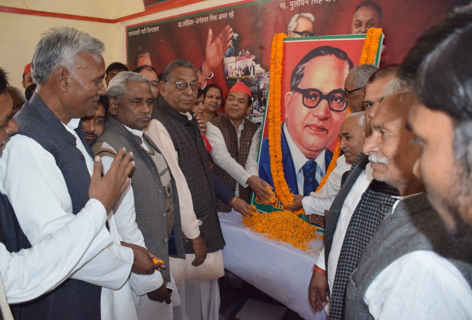 सपा कार्यलय पर डा. भीमराव अंबेडकर के परिनिर्वाण दिवस के अवसर पर श्रद्घांजलि देते पार्टी कार्यकर?