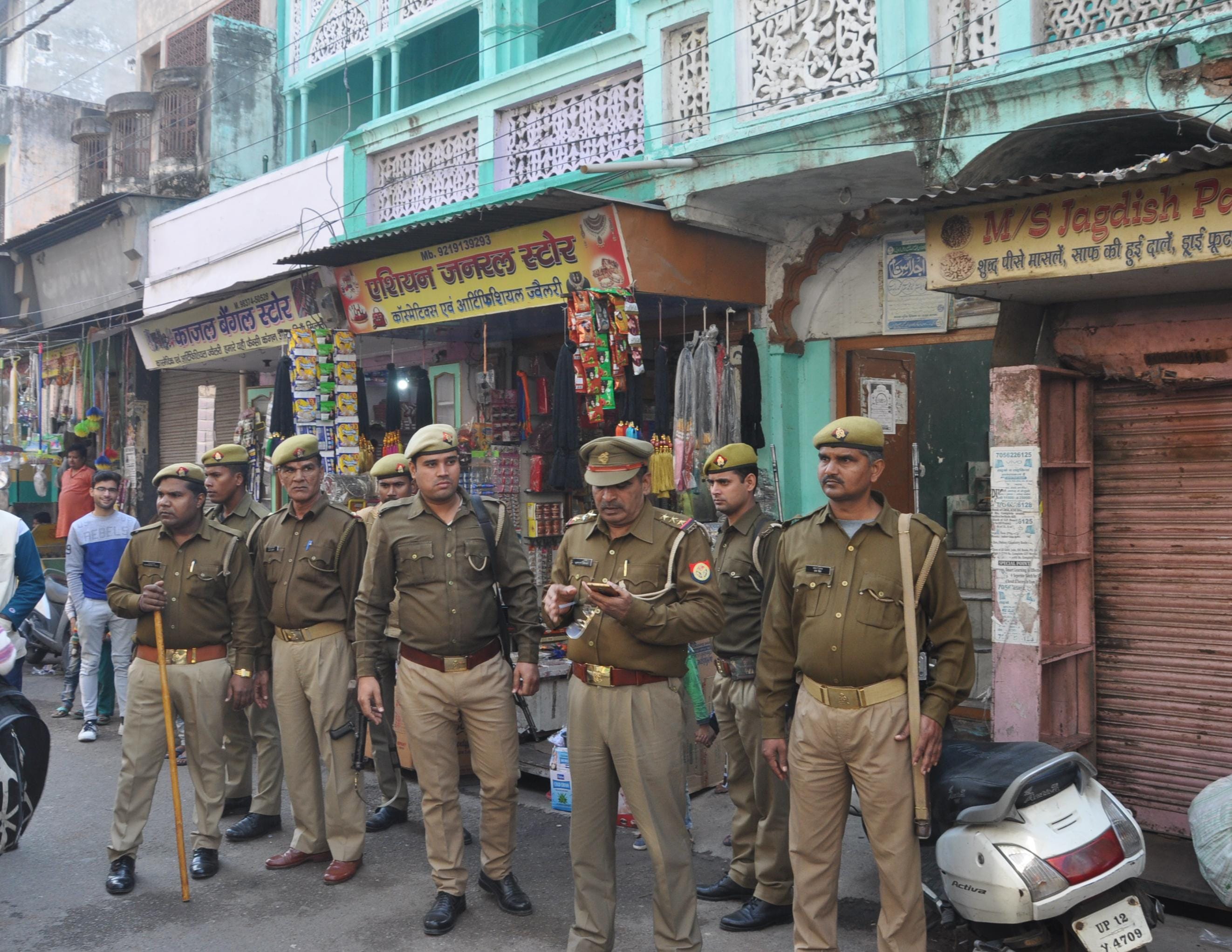 शामली में बड़ा बाजार स्थित जमा मस्जिद के पास तैनात पुलिसकर्मी। शामली में बड़ा बाजार स्थित जमा मस्जिद के पास तैनात पुलिसकर्मी।