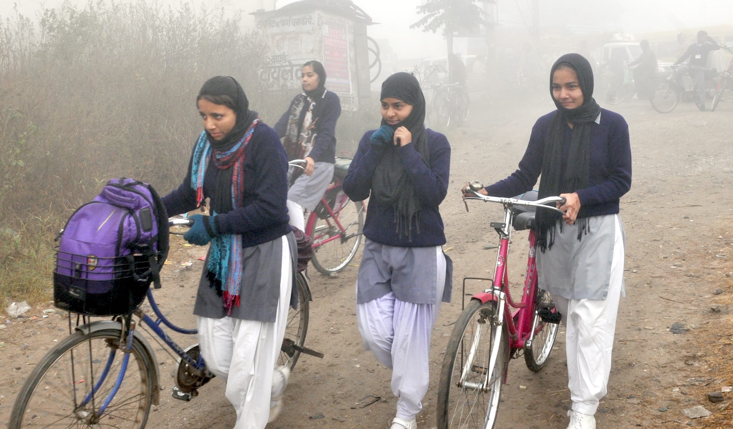 कोहरे में ठिठुरती स्कूल जातीं छात्राएं। कोहरे में ठिठुरती स्कूल जातीं छात्राएं।