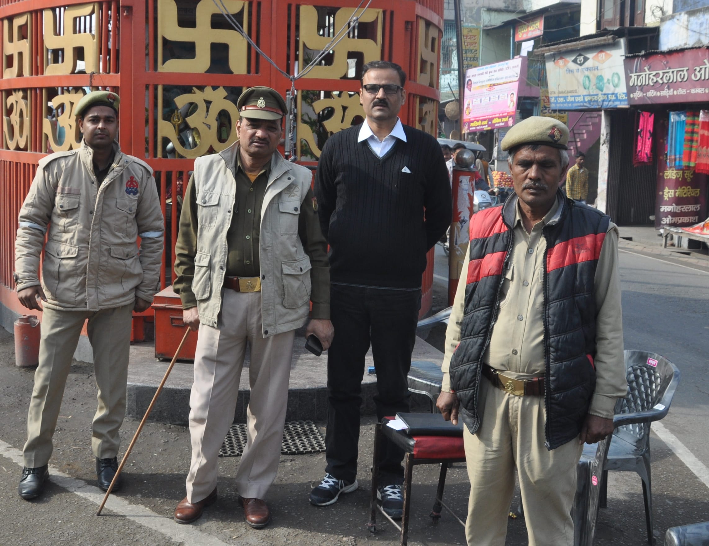 शामली में शिवचौक पर तैनात पुलिसकर्मी। शामली में शिवचौक पर तैनात पुलिसकर्मी।