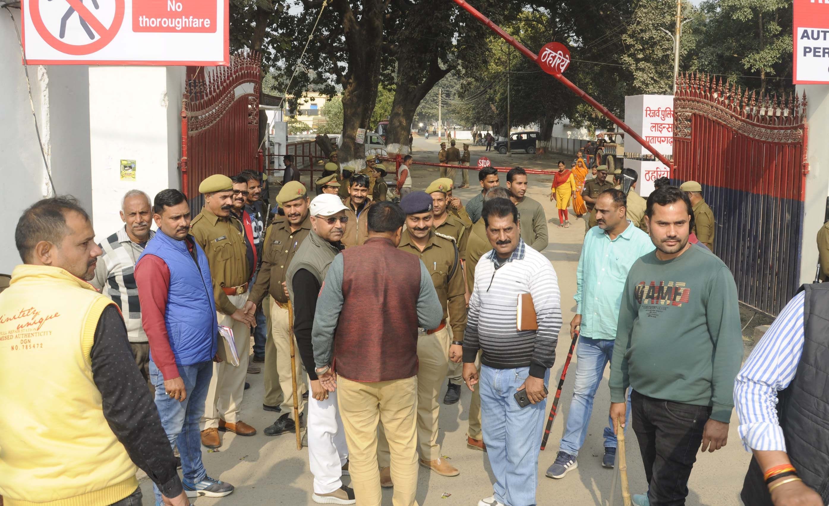 पुलिस लाइन मस्जिद में बाहरी लोगों के अंदर जाने से रोकने के लिए तैनात पुलिस। पुलिस लाइन मस्जिद में बाहरी लोगों के अंदर जाने से रोकने के लिए तैनात पुलिस।