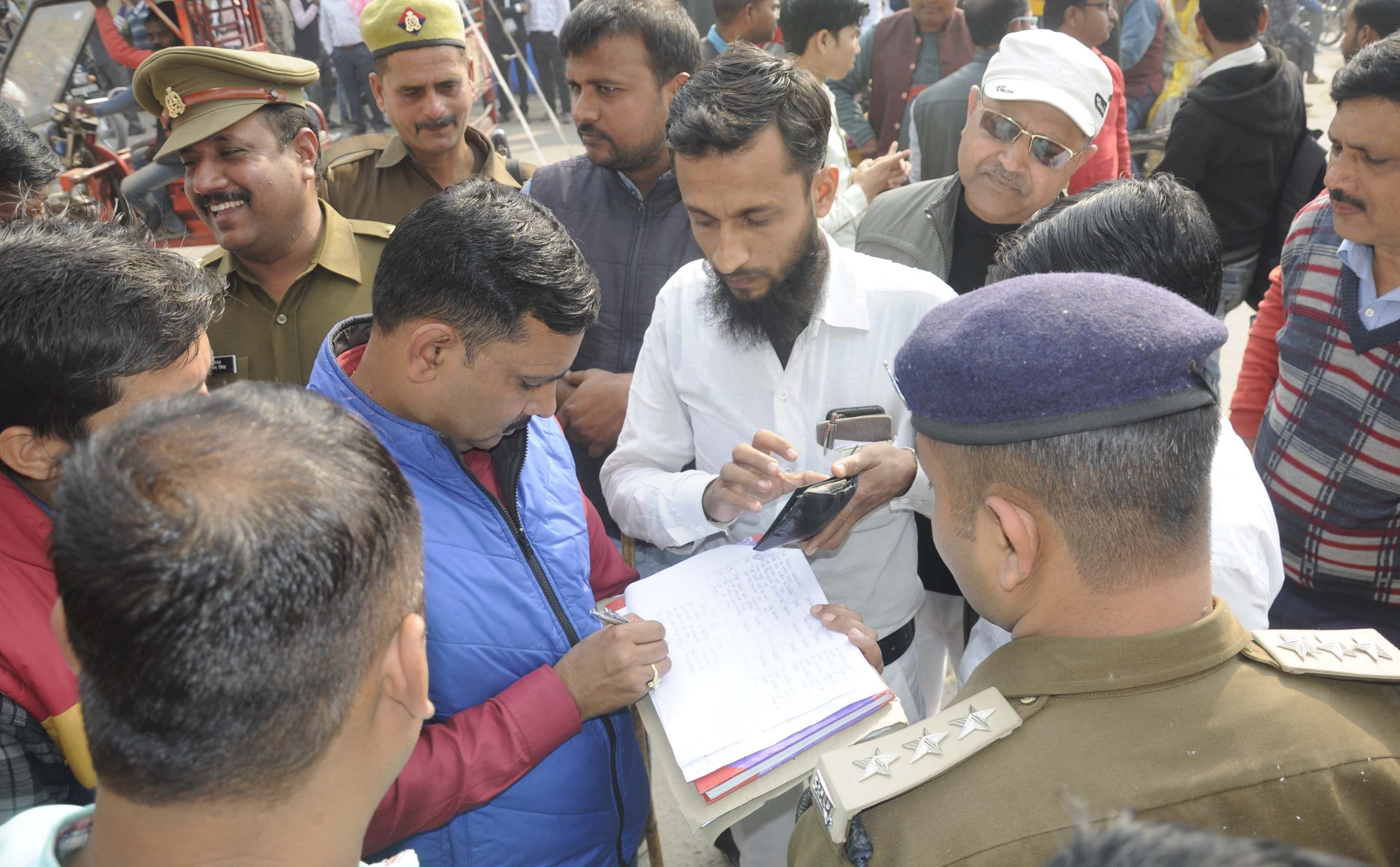 पुलिस लाइन स्थित मस्जिद में जाने से पूर्व लोगों का परिचय पत्र चेक करती पुलिस। पुलिस लाइन स्थित मस्जिद में जाने से पूर्व लोगों का परिचय पत्र चेक करती पुलिस।
