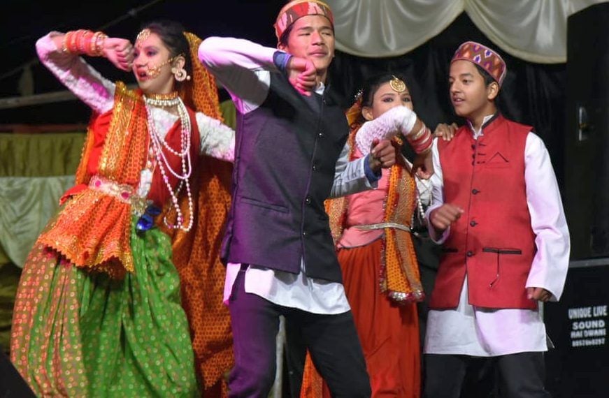 डीडीहाट महोत्सव में सांस्कृति कार्यक्रम पेश करते कलाकार। डीडीहाट महोत्सव में सांस्कृति कार्यक्रम पेश करते कलाकार।