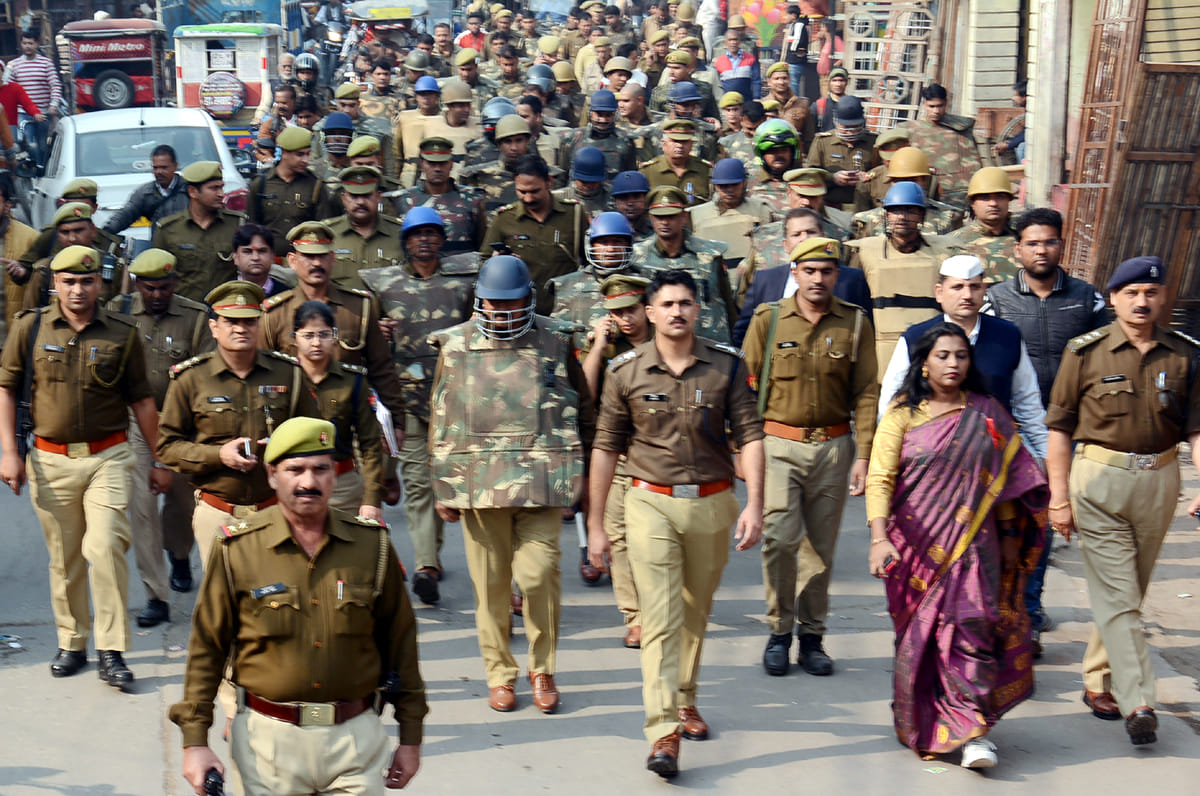 नगर में पुलिसबल के साथ पैदल मार्च करते डीएम,एसएसपी एवं अन्य अधिकारी। नगर में पुलिसबल के साथ पैदल मार्च करते डीएम,एसएसपी एवं अन्य अधिकारी।