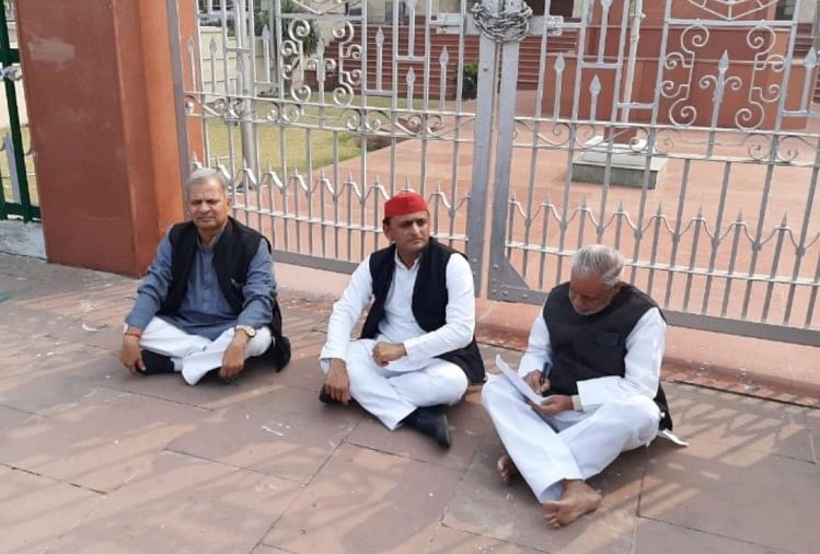 Image result for प्रियंका अखिलेश उन्नाव