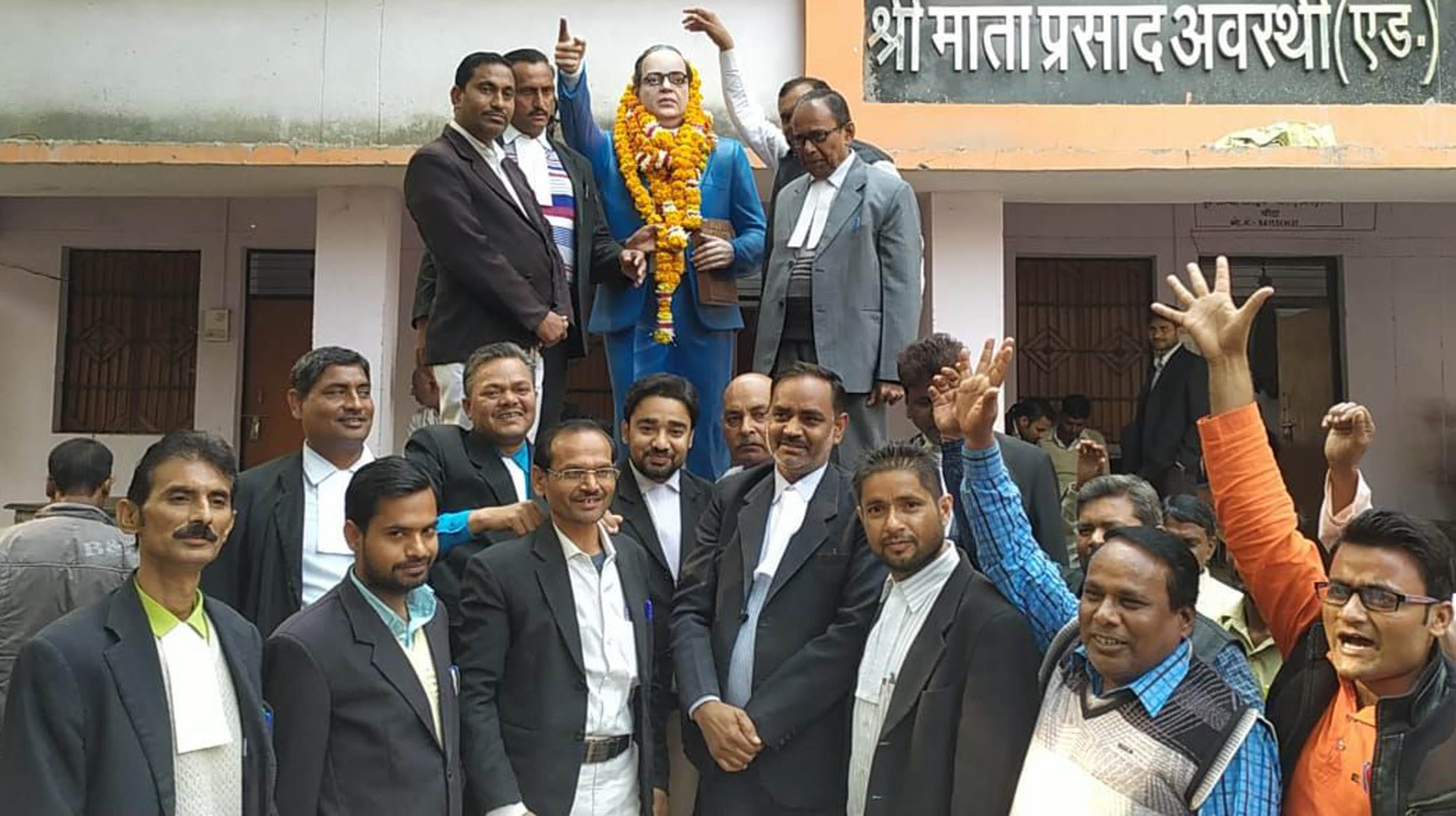 अधिवक्ता संघ परिसर में अंबेडकर प्रतिमा पर माल्यार्पण करते अधिवक्ता। अधिवक्ता संघ परिसर में अंबेडकर प्रतिमा पर माल्यार्पण करते अधिवक्ता।