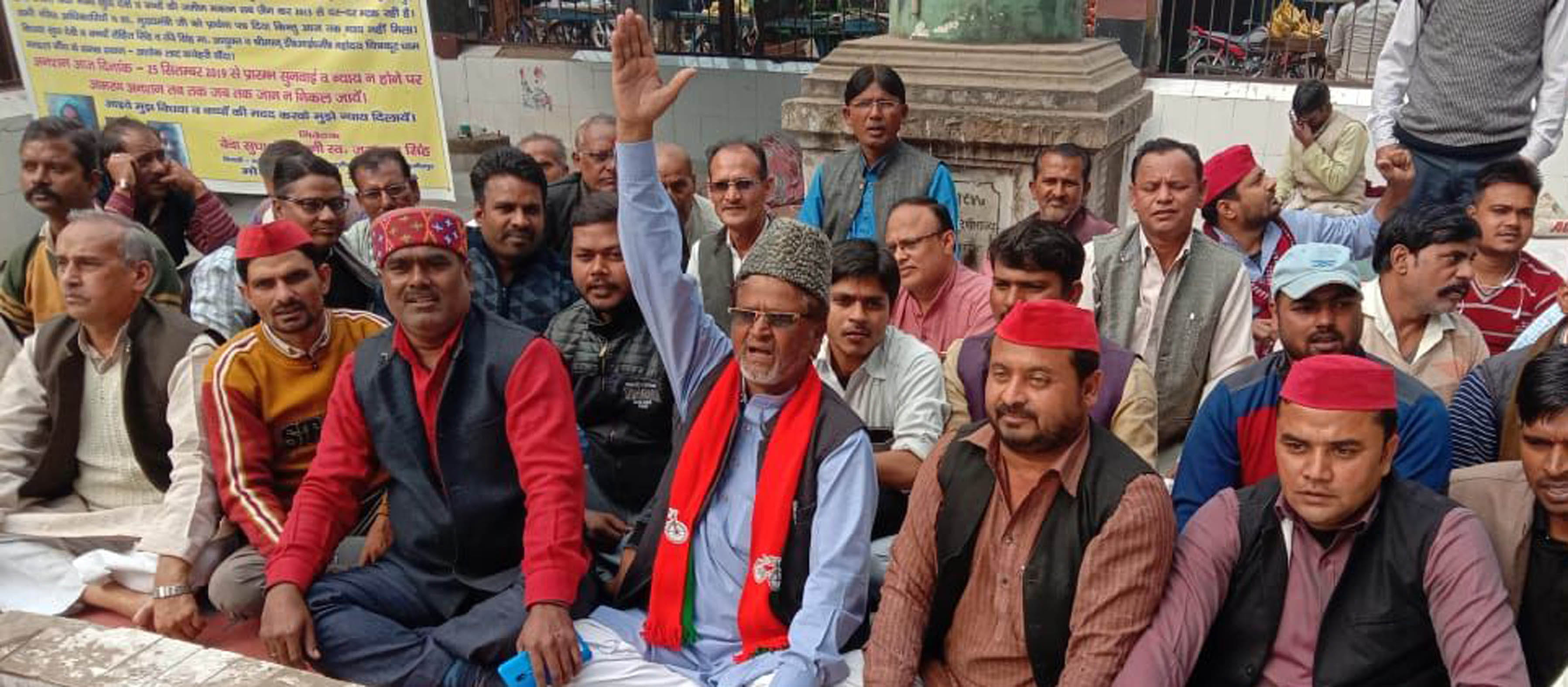 अशोक लाट में धरना प्रदर्शन करते सपाई। अशोक लाट में धरना प्रदर्शन करते सपाई।