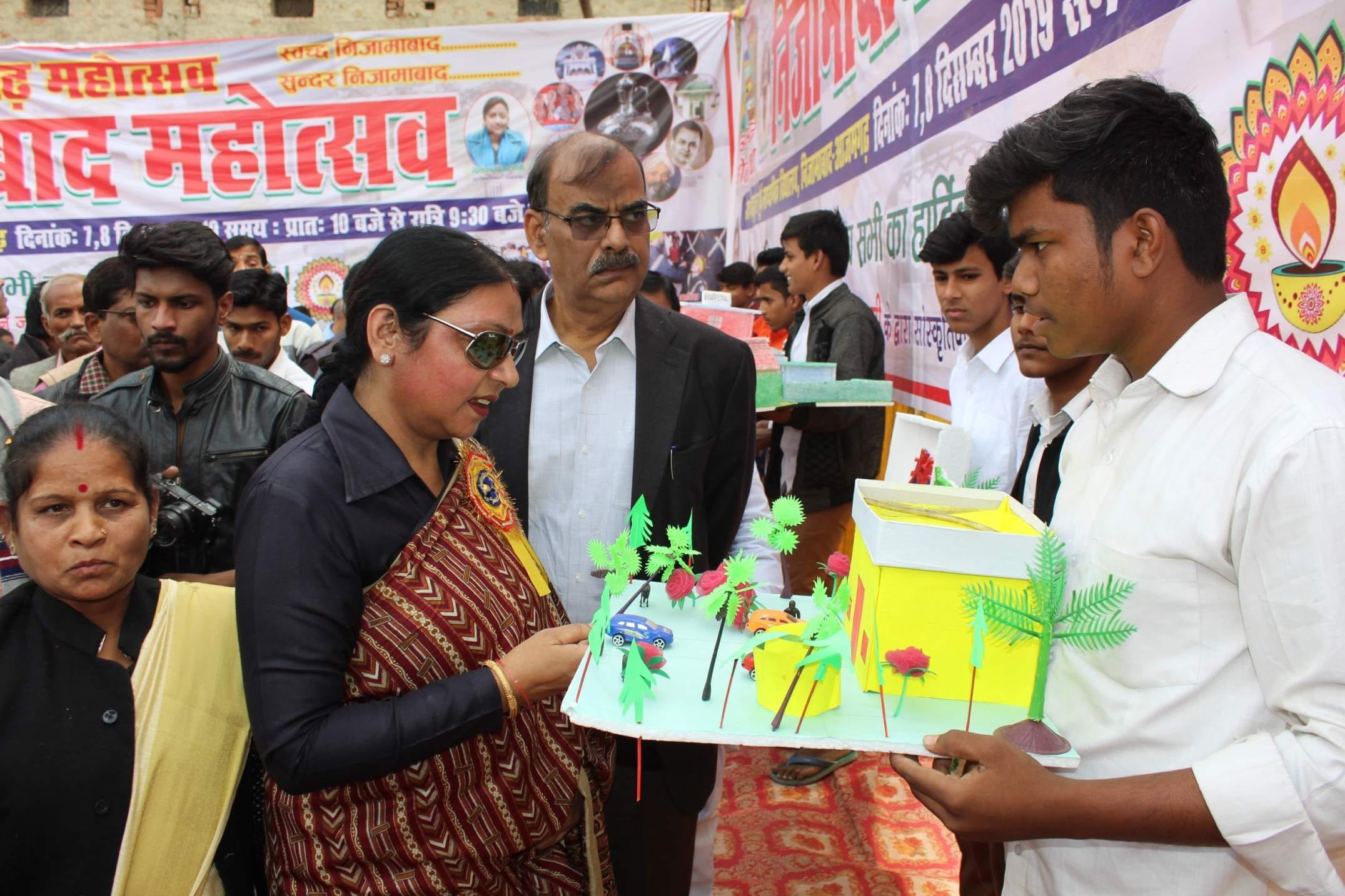 निजामाबाद महोत्सव में छात्रों द्वारा बनाये गये माडल का अवलोकन करती मंडलायुक्त कनक त्रिपाठी और ड
