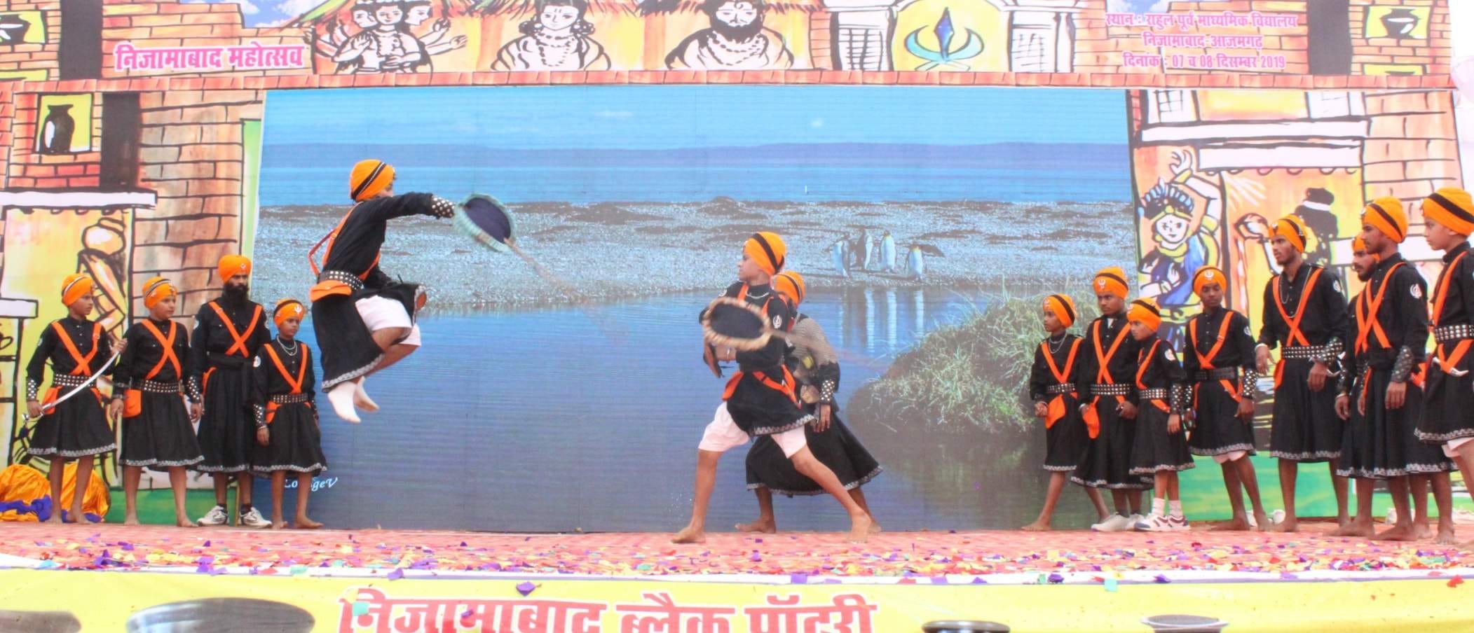 निजामाबाद महोत्सव में कला का के प्रदर्शन करते कलाकार।
