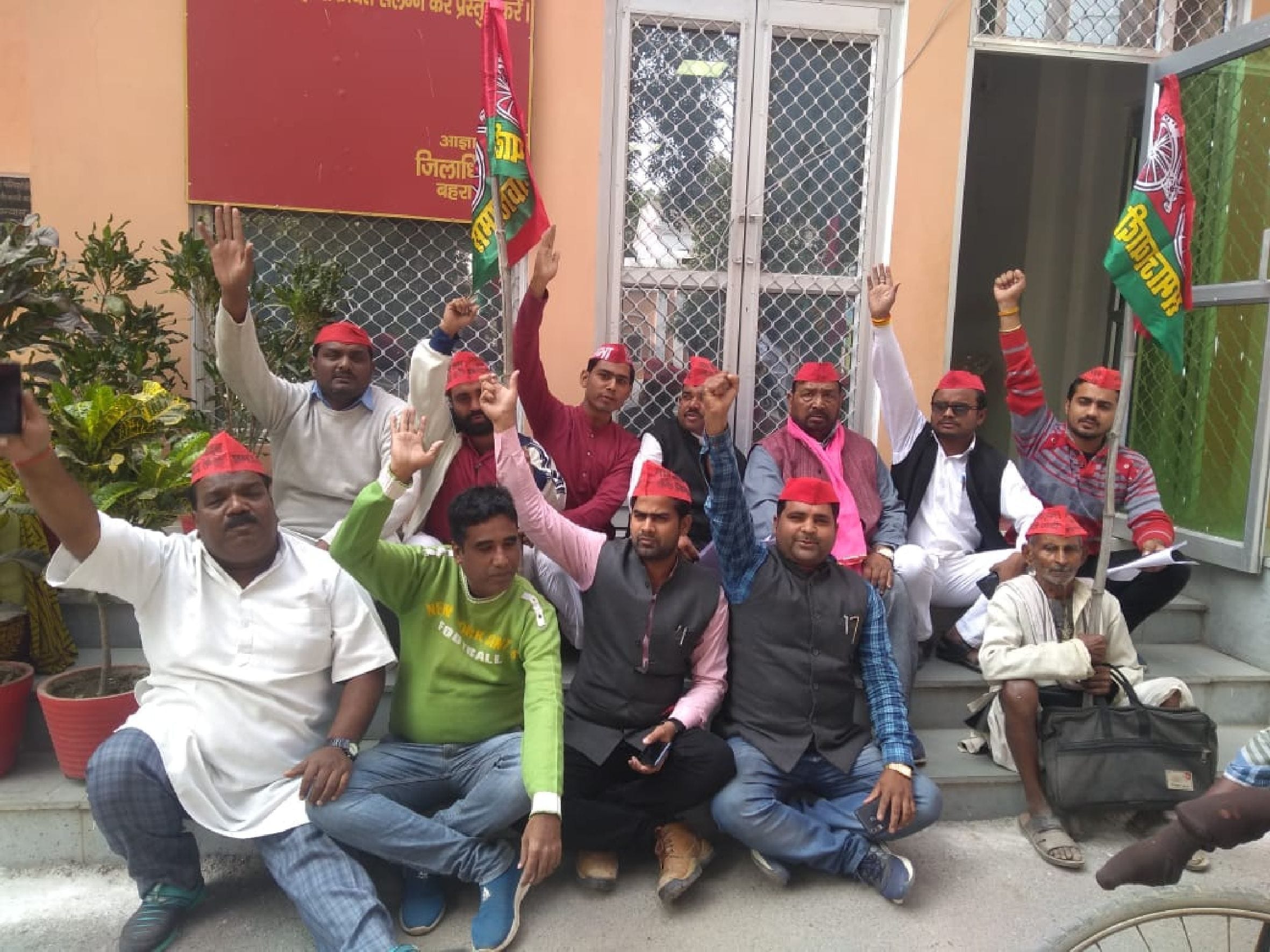 बहराइच के कलेक्ट्रेट परिसर में शनिवार को प्रदर्शन करते सपा पदाधिकारी व कार्यकर्ता। बहराइच के कलेक्ट्रेट परिसर में शनिवार को प्रदर्शन करते सपा पदाधिकारी व कार्यकर्ता।
