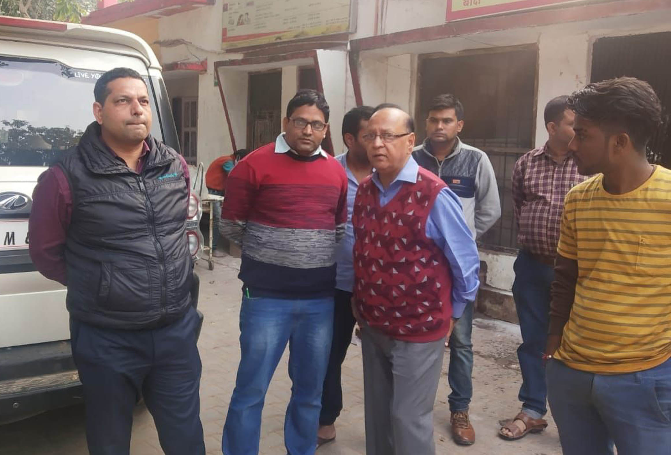 तिंदवारी पीएचसी का निरीक्षण करते मंडलायुक्त शरद कुमार सिंह और डीआईजी दीपक कुमार। तिंदवारी पीएचसी का निरीक्षण करते मंडलायुक्त शरद कुमार सिंह और डीआईजी दीपक कुमार।