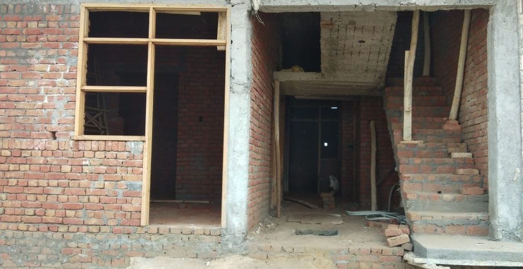 इसी निर्माणाधीन मकान के सेप्टिक टैंक में गिरने से हुई बच्ची की मौत।