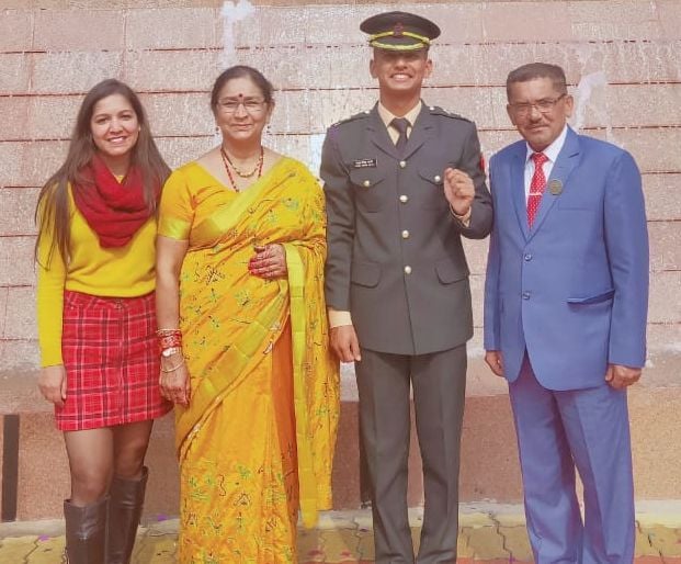 लेफ्टिनेंट विवेक खाती अपने माता-पिता के साथ।