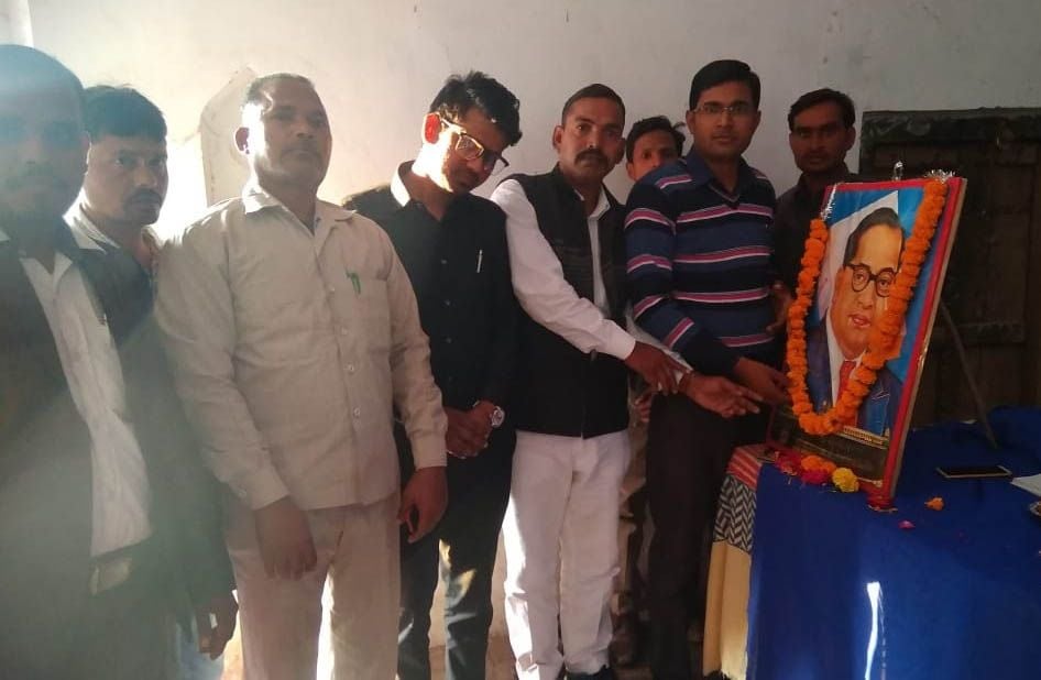 मानिकपुर के ज्वालादेवी धाम पर आयोजित कार्यक्रम में बाबा साहब को पुष्प चढ़ाते वामसेफ के लोग। मानिकपुर के ज्वालादेवी धाम पर आयोजित कार्यक्रम में बाबा साहब को पुष्प चढ़ाते वामसेफ के लोग।