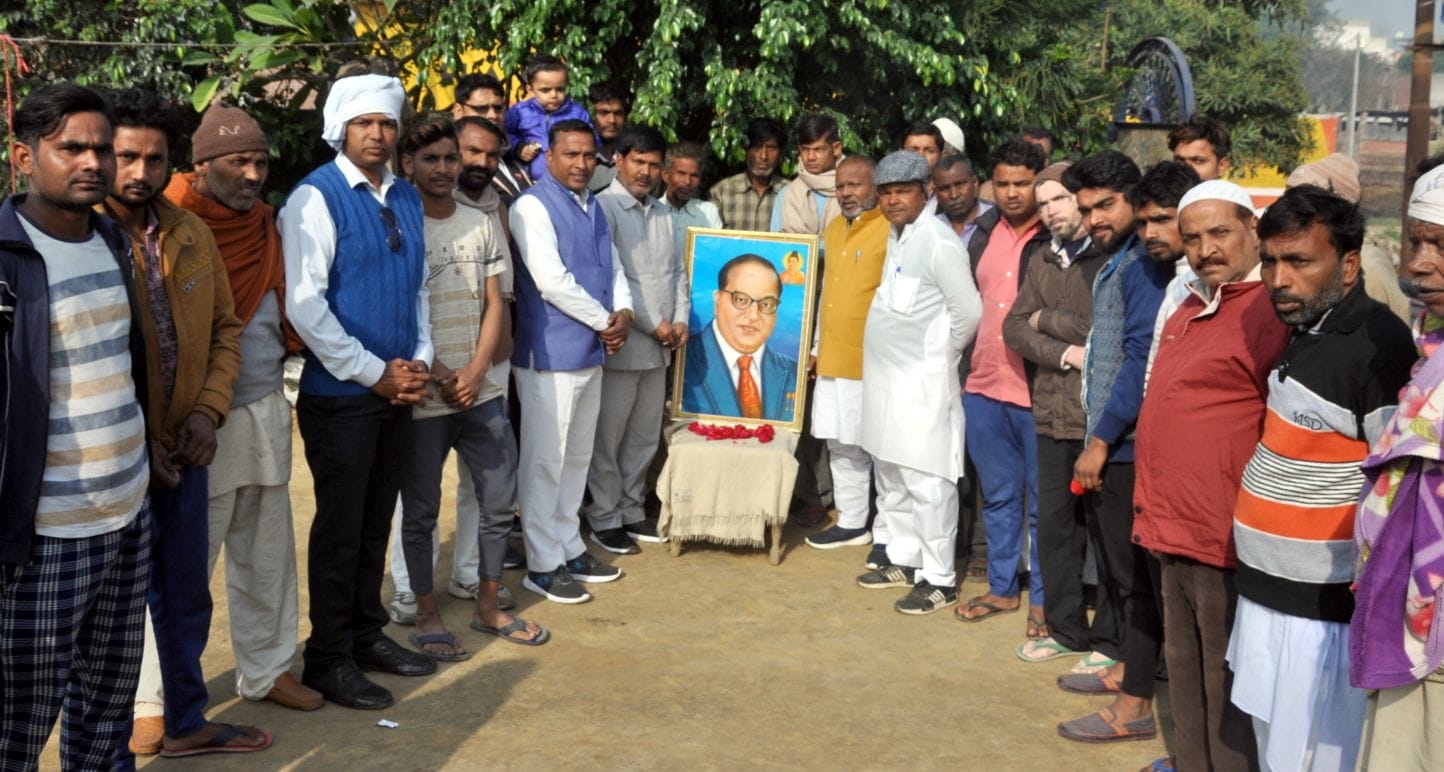 शामली क्षेत्र के गांव करमूखेड़ी में डॉ भीमराव आंबेडकर के चित्र पर पुष्प अर्पित करते बसपा कार्यक? शामली क्षेत्र के गांव करमूखेड़ी में डॉ भीमराव आंबेडकर के चित्र पर पुष्प अर्पित करते बसपा कार्यक?
