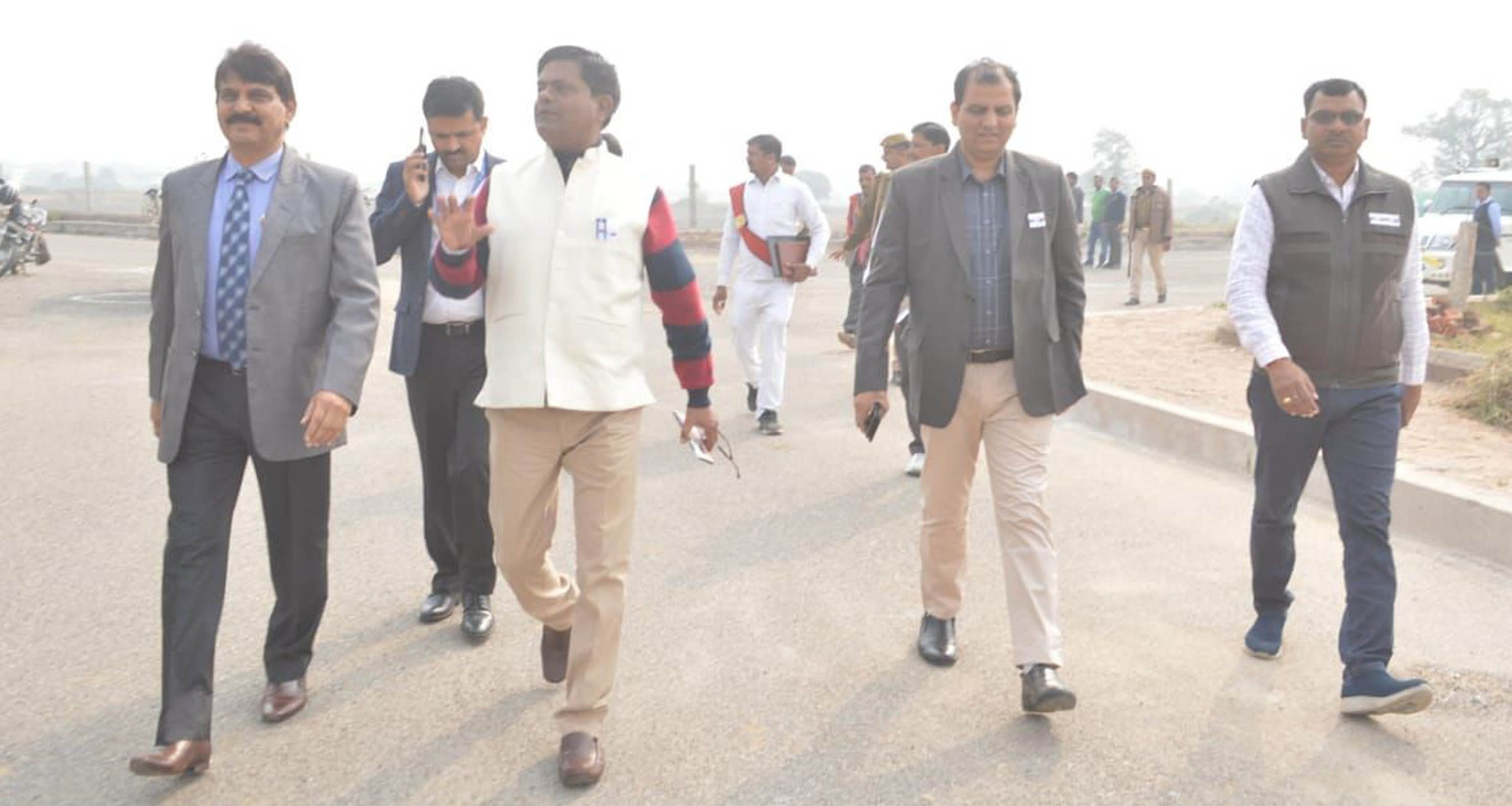 मुख्यमंत्री के भ्रमण को लेकर कृषि विश्वविद्यालय में तैयारियों का जायजा लेते डीएम हीरा लाल। साथ ? मुख्यमंत्री के भ्रमण को लेकर कृषि विश्वविद्यालय में तैयारियों का जायजा लेते डीएम हीरा लाल। साथ ?