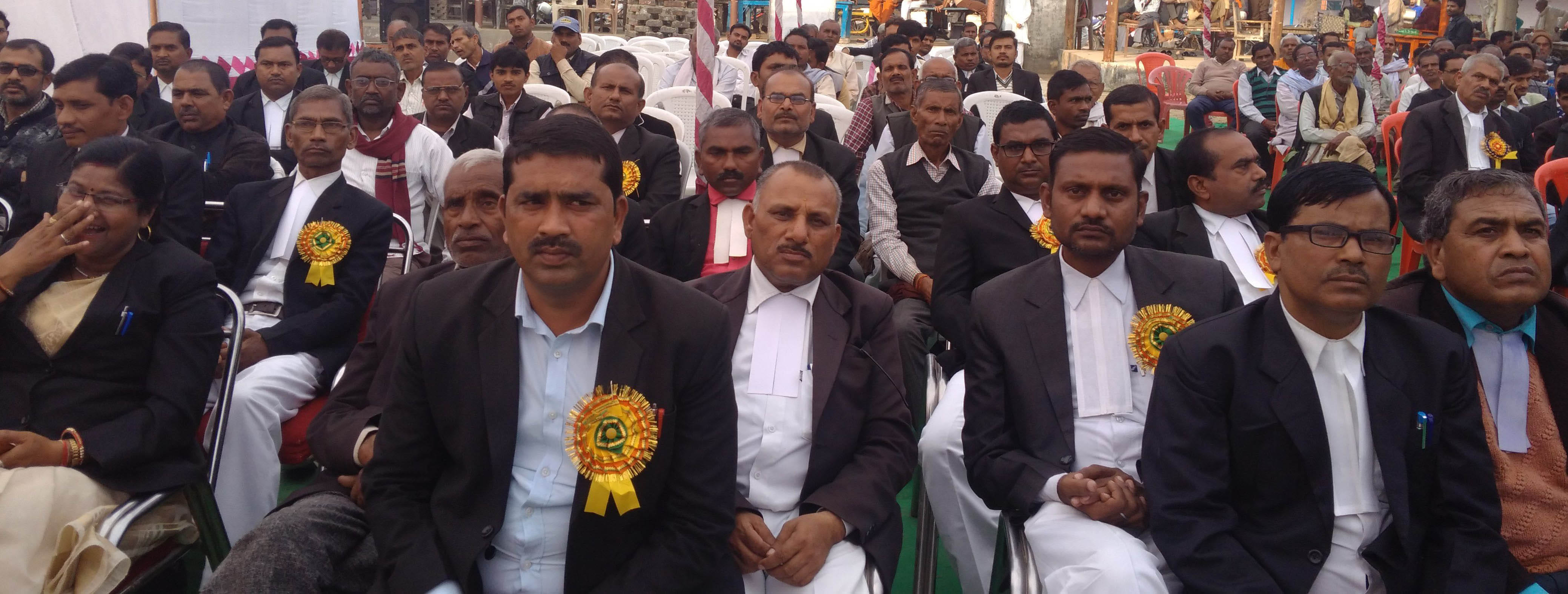 शपथ ग्रहण समारोह में उपस्थित अधिवक्ता व अन्य। शपथ ग्रहण समारोह में उपस्थित अधिवक्ता व अन्य।