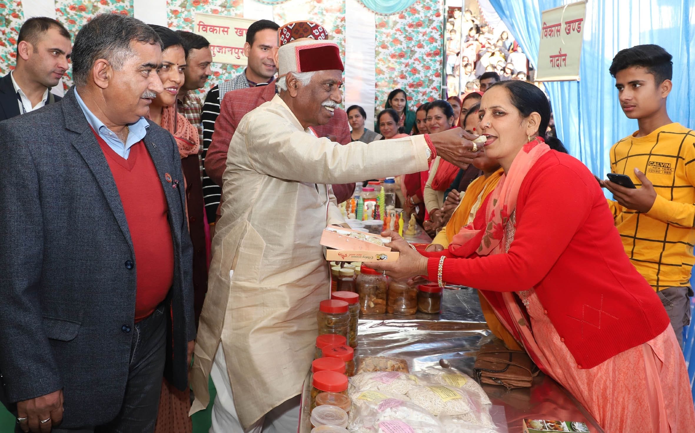 हमीर उत्सव में प्रदर्शनी पर राज्यपाल बंडारू दत्तात्रेय स्वयं सहायता समूह की ओर से बनाई मिठाई मह? हमीर उत्सव में प्रदर्शनी पर राज्यपाल बंडारू दत्तात्रेय स्वयं सहायता समूह की ओर से बनाई मिठाई मह?
