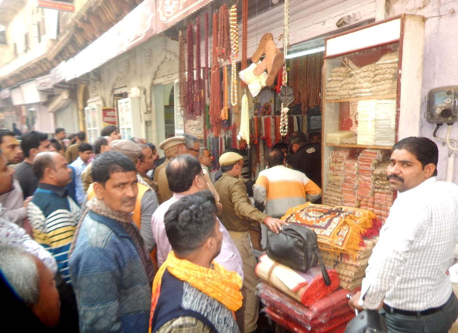 फोटो 39आर कंसखार स्थित कण्ठी माला की दुकान में अवैध सामान को तलाशते पुलिसकर्मी। दुकान के बाहर खड़? फोटो 39आर कंसखार स्थित कण्ठी माला की दुकान में अवैध सामान को तलाशते पुलिसकर्मी। दुकान के बाहर खड़?
