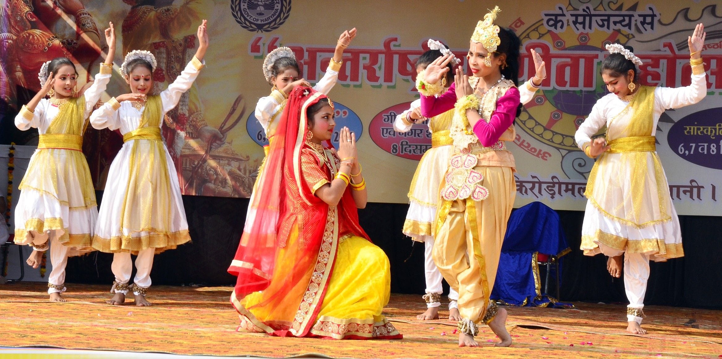 50 फोटो कार्यक्रम में अपनी प्रस्तुति देते स्कूली बच्चें। 50 फोटो कार्यक्रम में अपनी प्रस्तुति देते स्कूली बच्चें।